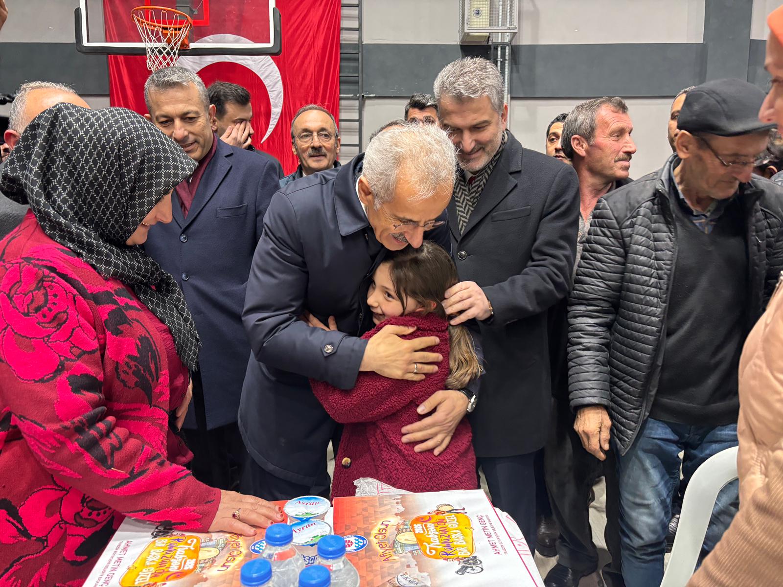 Bakan Uraloğlu vatandaşlarla bayramlaşıyor