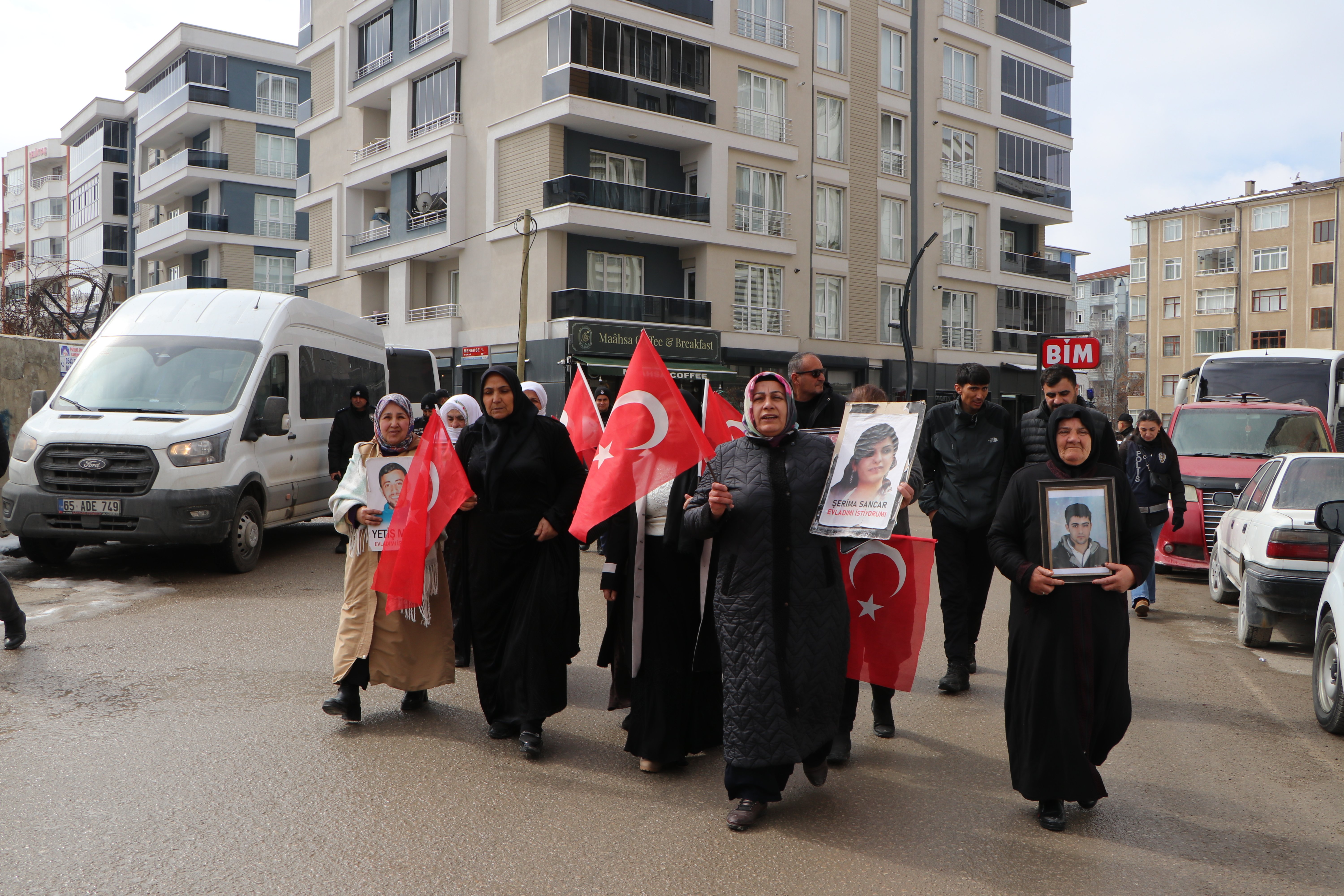 Van DEM Parti binası önünde aileler