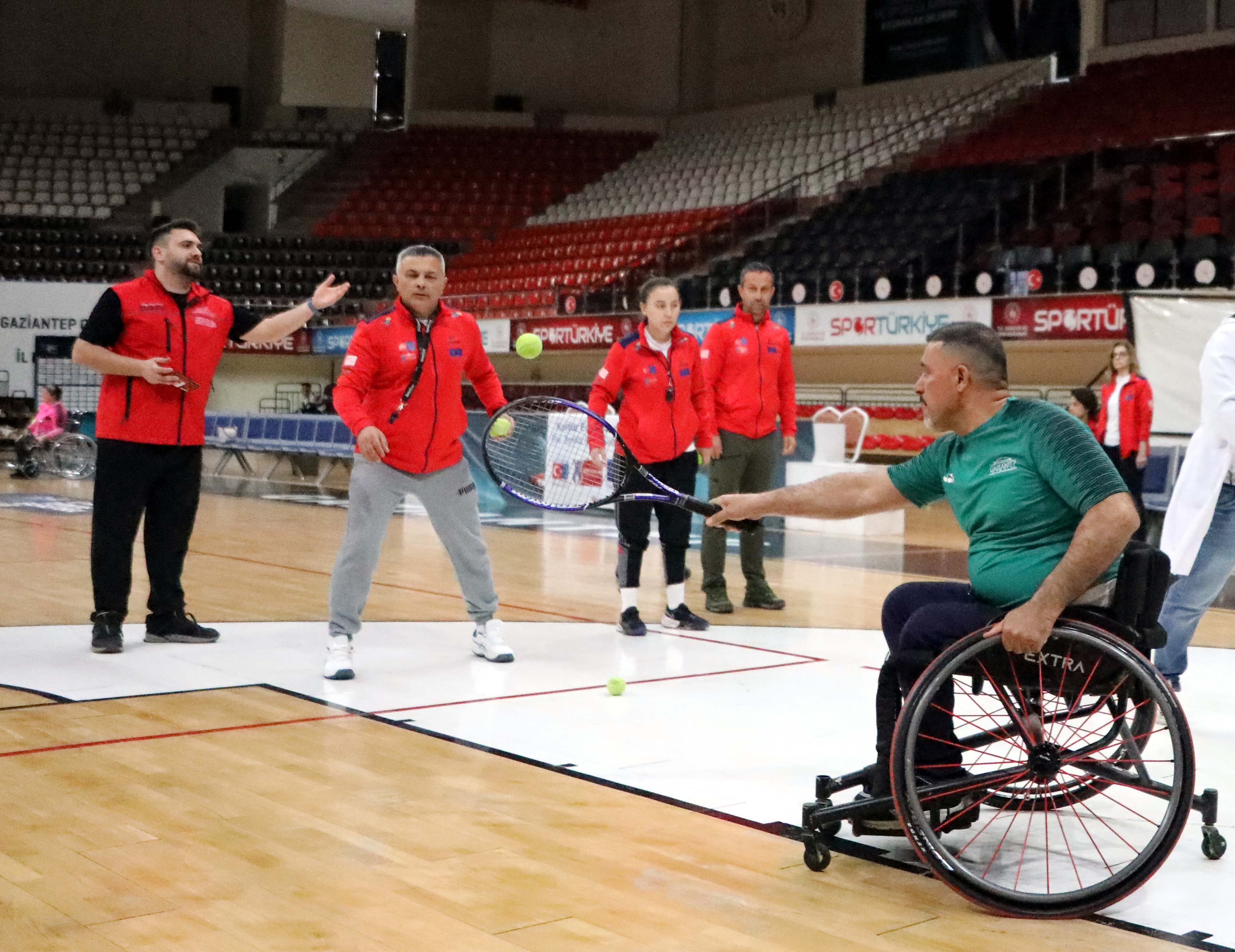 Tenis antrenmanı yapan engelli sporcular