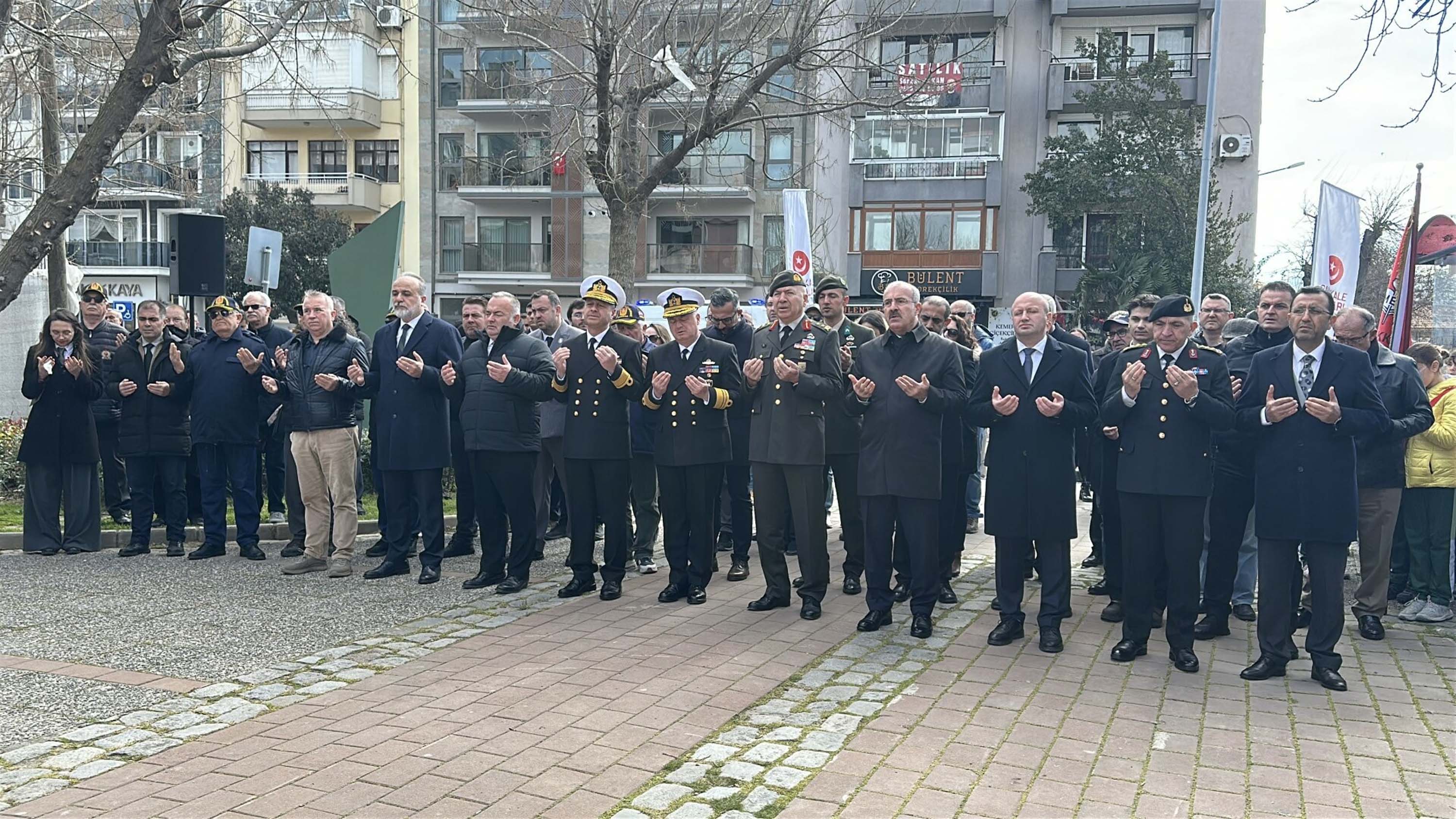 Cevat Paşa Anıtına Karanfil Bırakılıyor