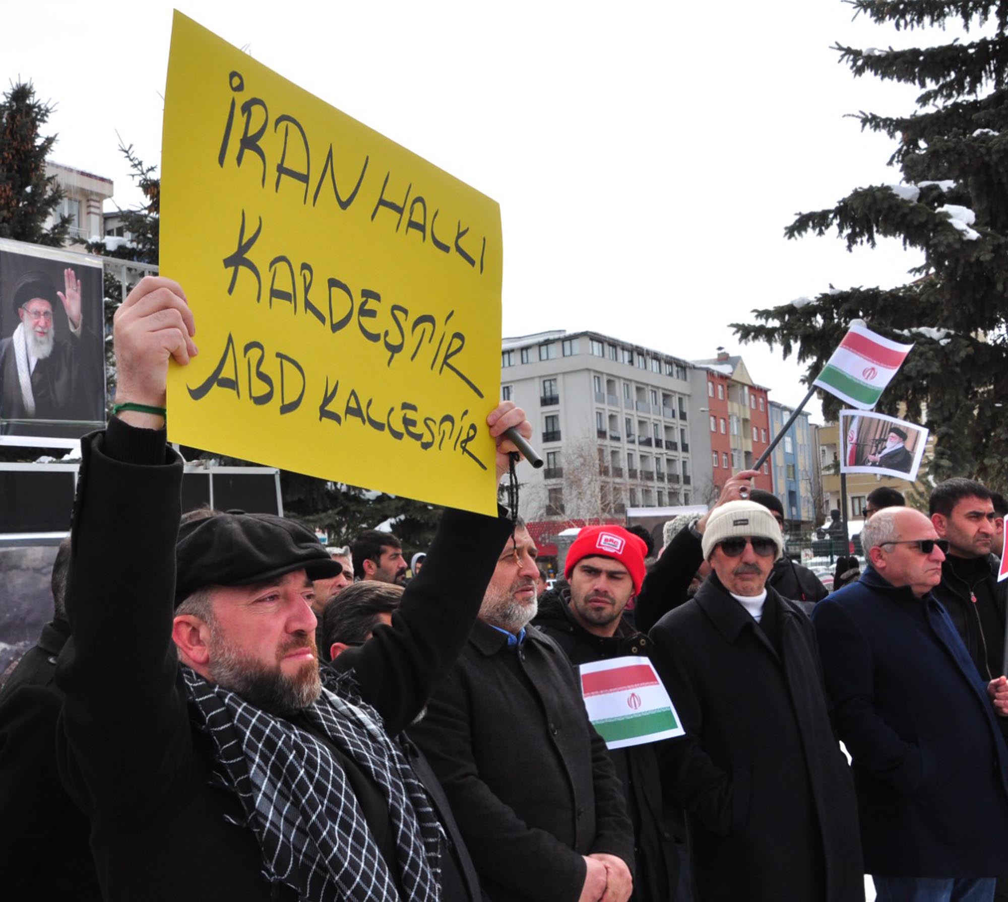 Kars protestosu bayrak yakma