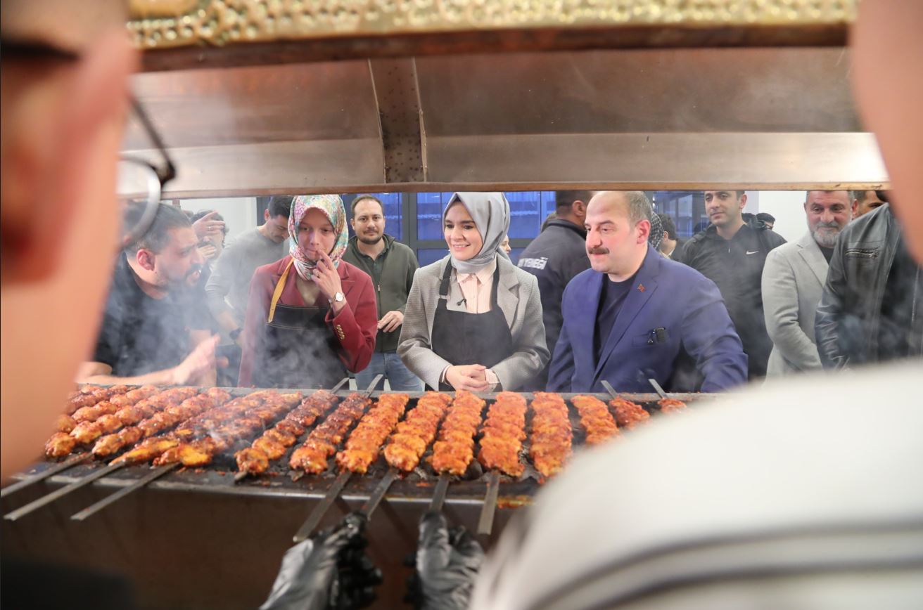 Bakan Göktaş çocuklarla iftar programında