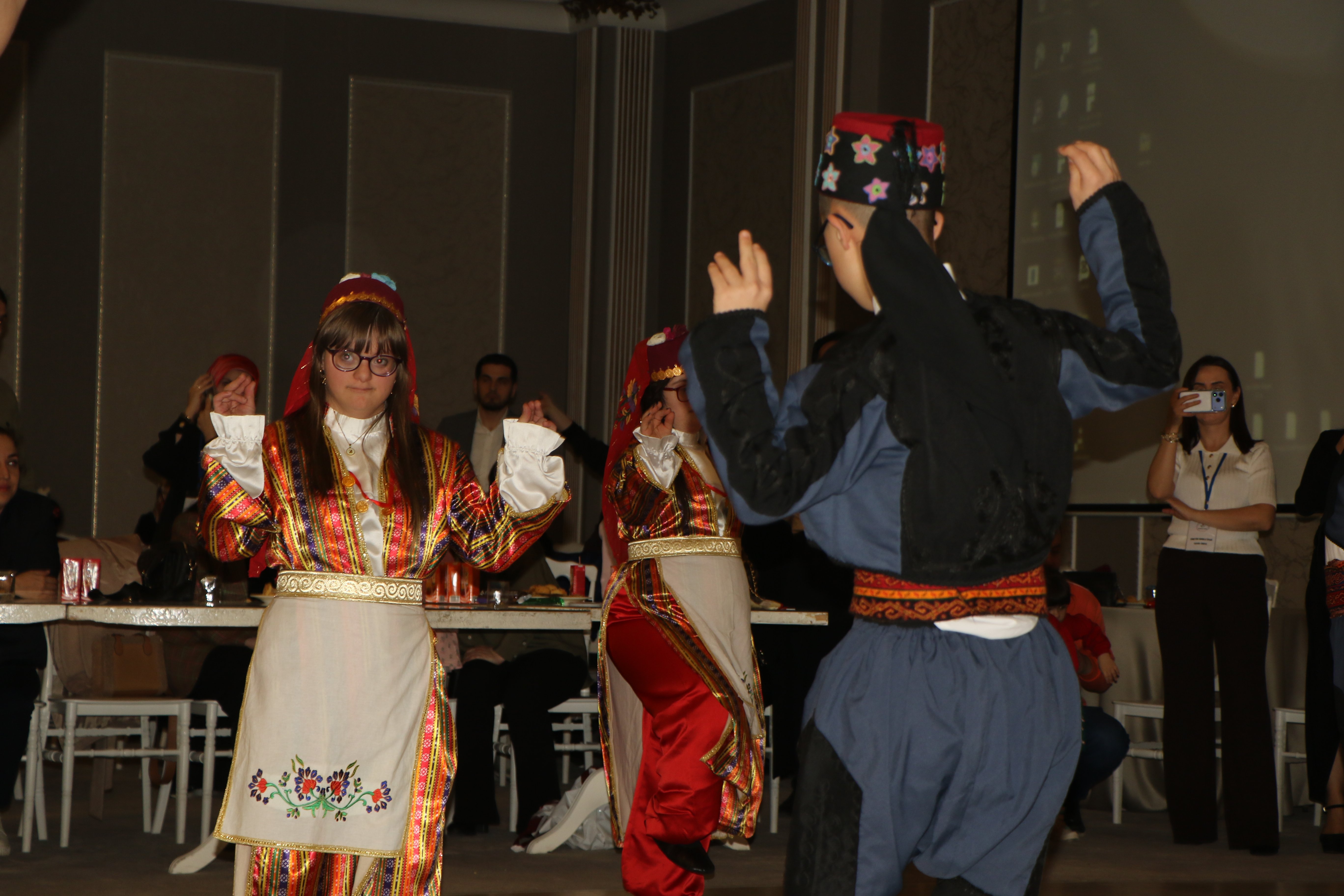 Down sendromlu çocuklar semazen gösterisi