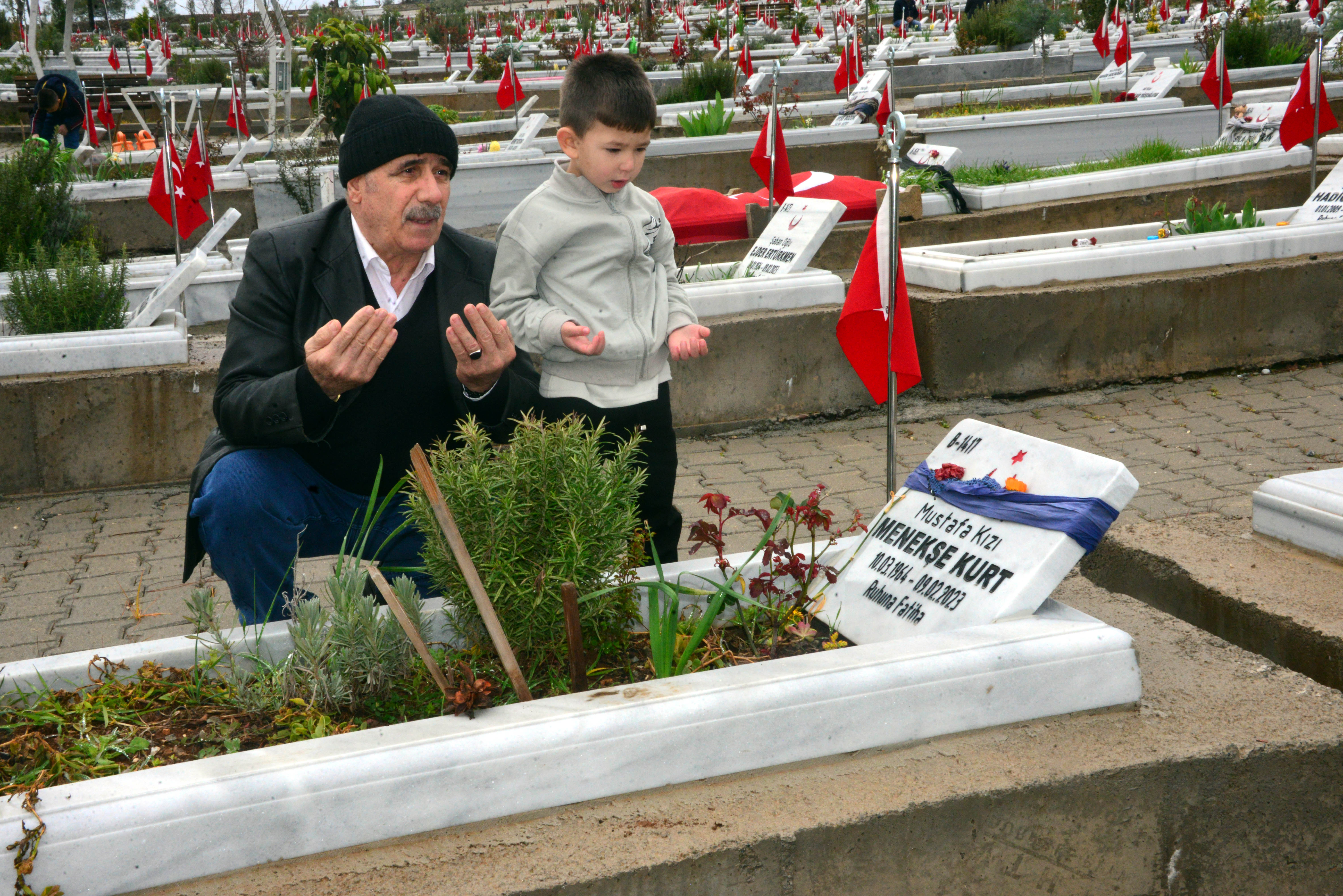 Muzaffer Kurt eşinin mezarı başında