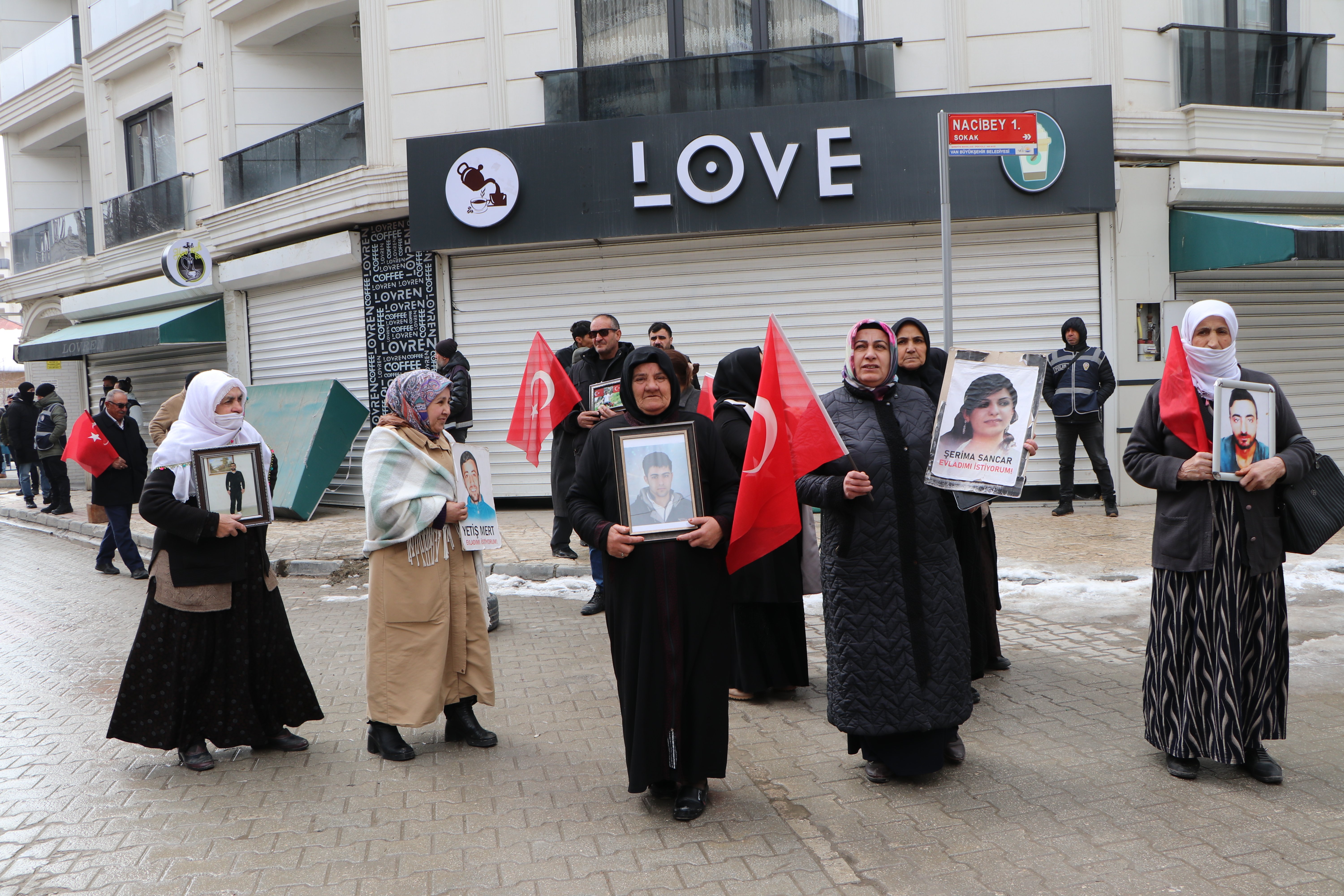 Dağa kaçırılan çocuk aileleri Van eylemi
