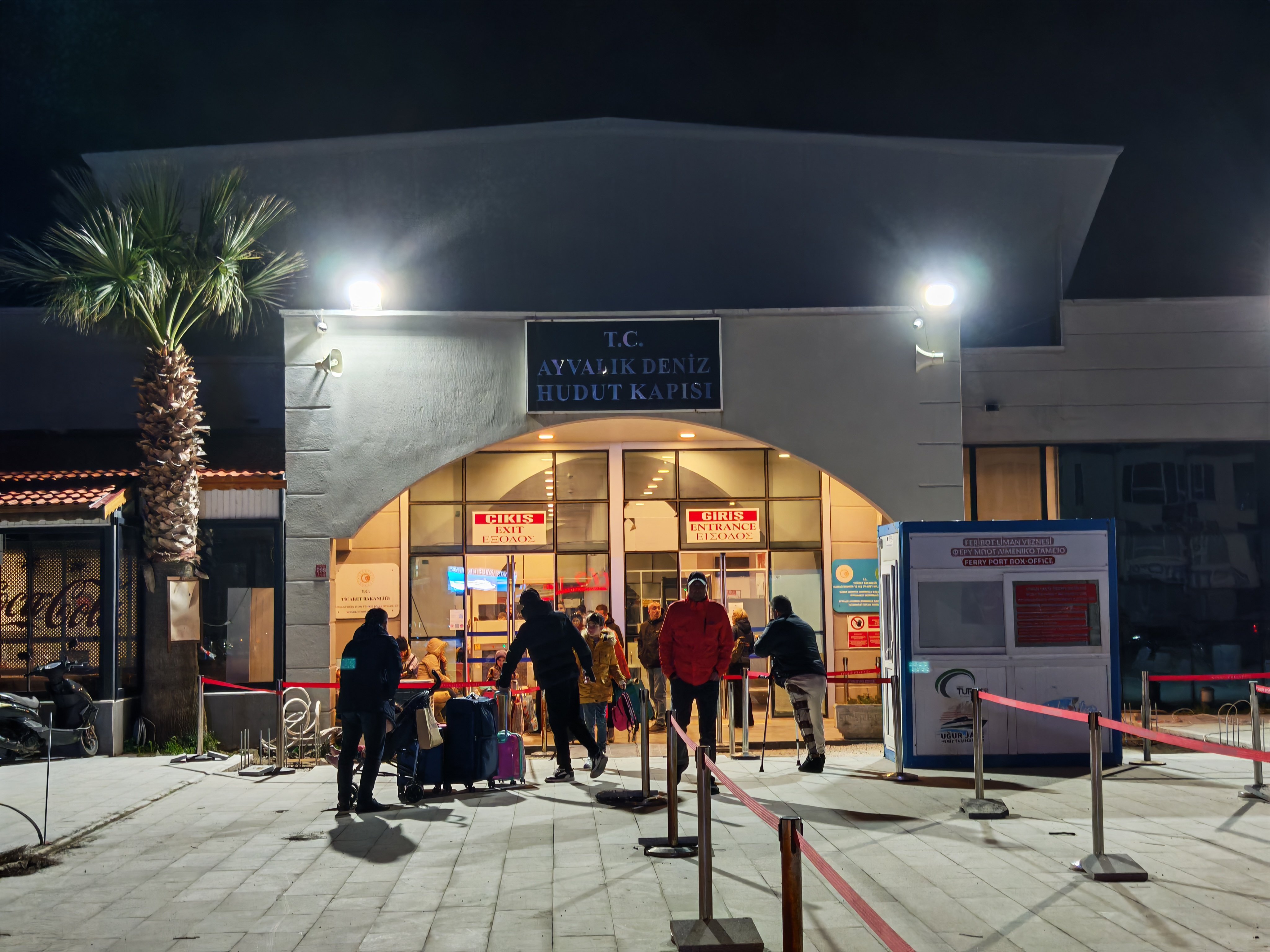 Türk turistler feribottan iniyor