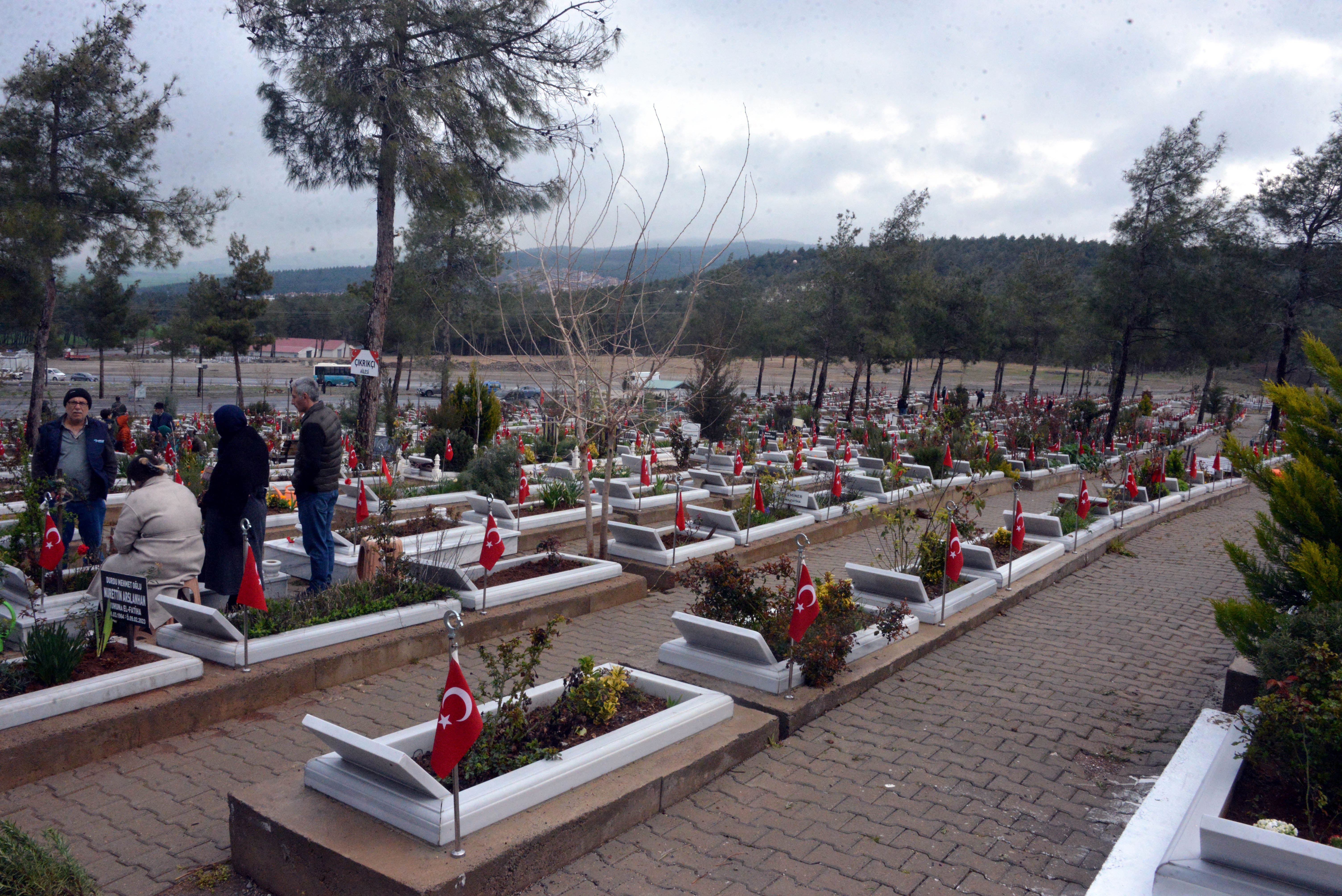 Depremde yakınını kaybeden aileler mezarlıkta