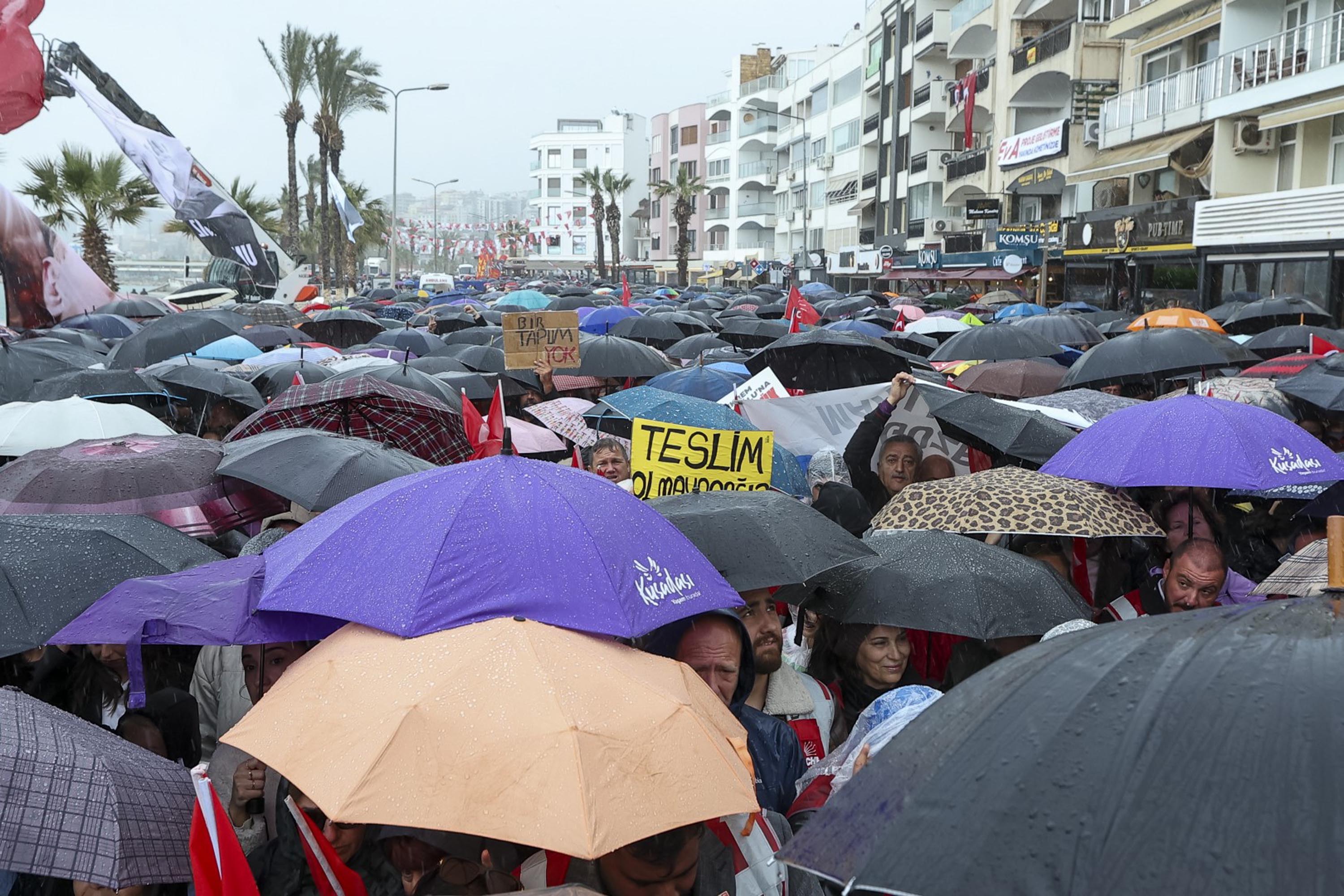 Özgür Özel Kalabalığa Sesleniyor