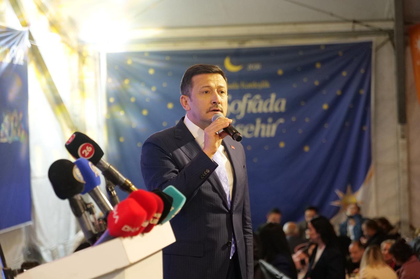 Hamza Dağ iftar programında konuşma yapıyor