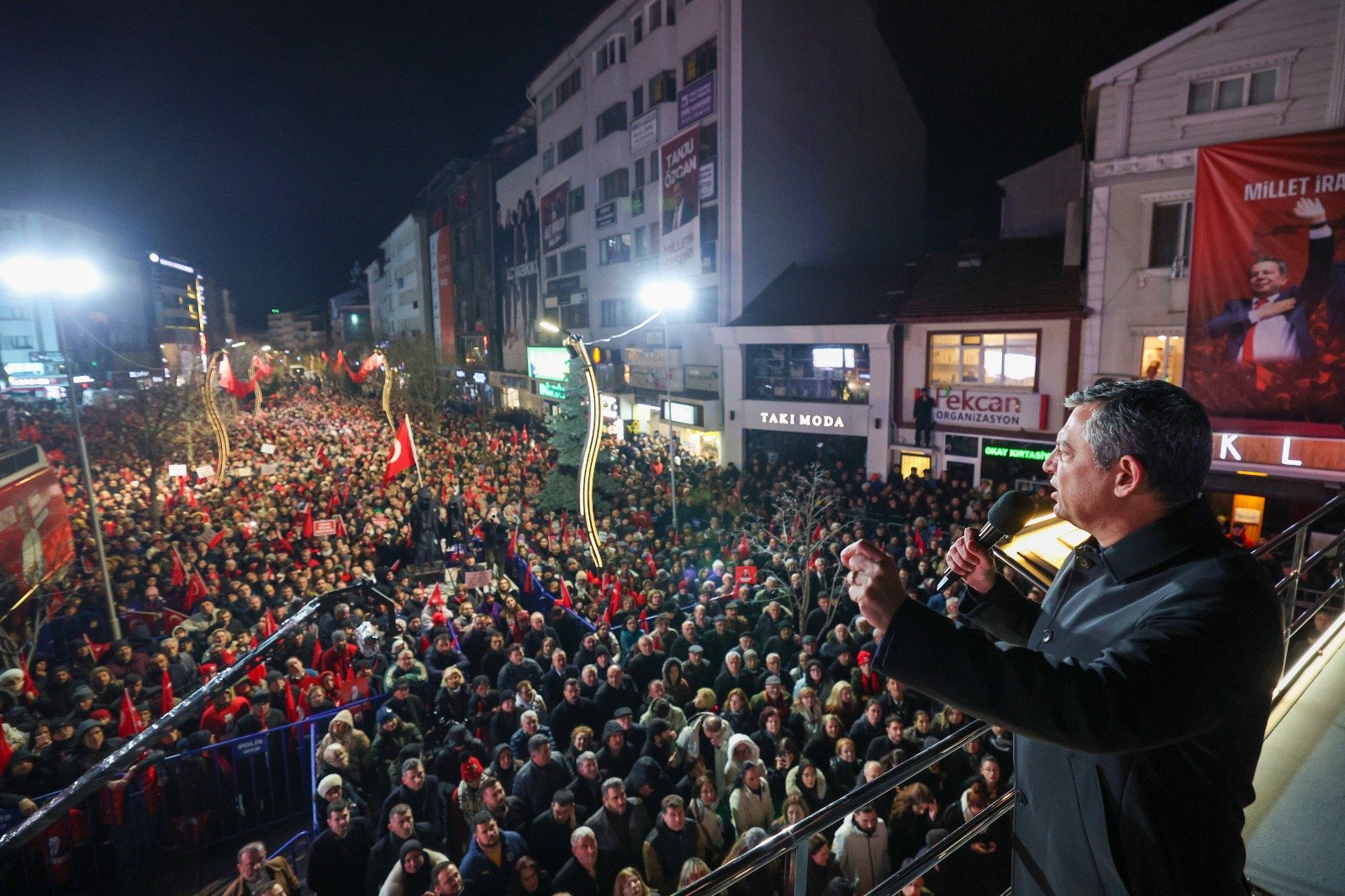 Özgür Özel konuşma yaparken