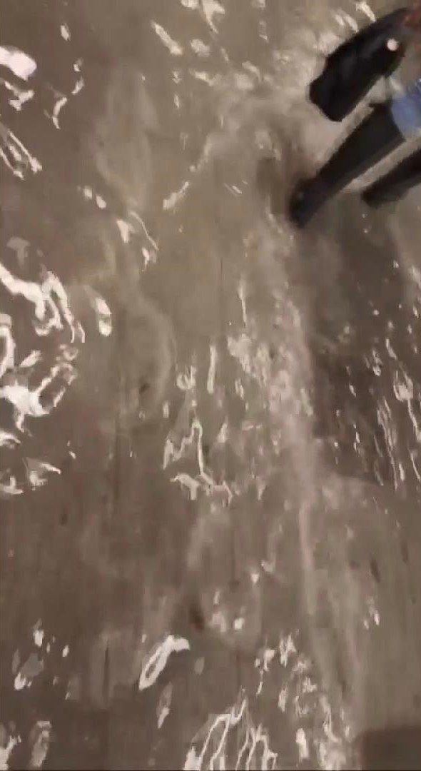 Vatandaşlar suda yürümeye çalışıyor