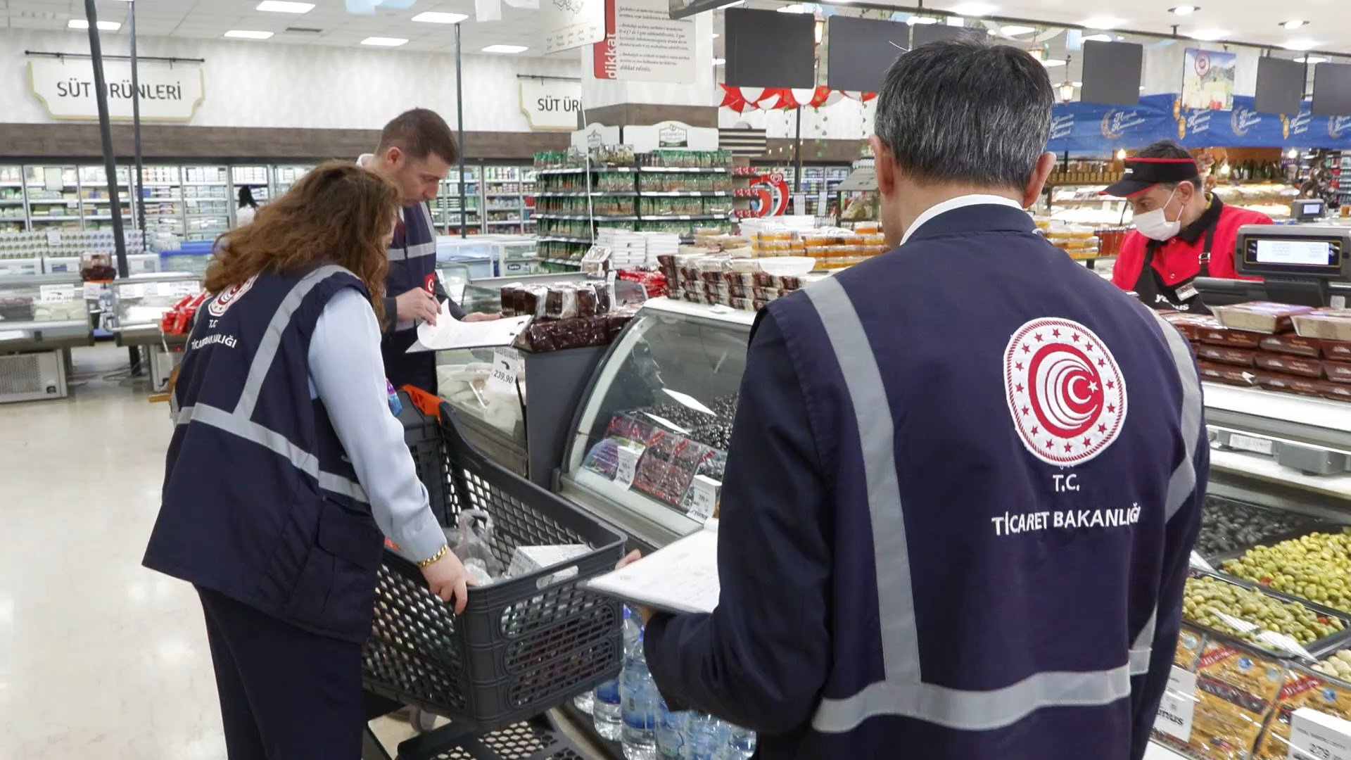 Ticaret Bakanlığı denetim ekipleri markette