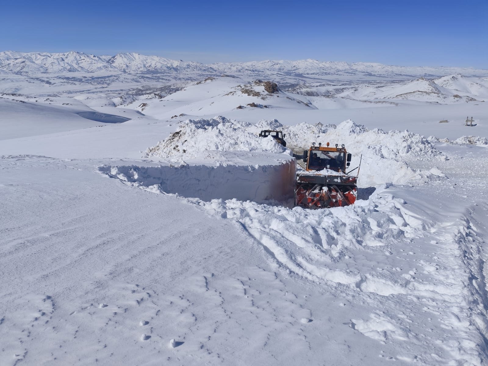 Başkale askeri bölge kar temizleme operasyonu