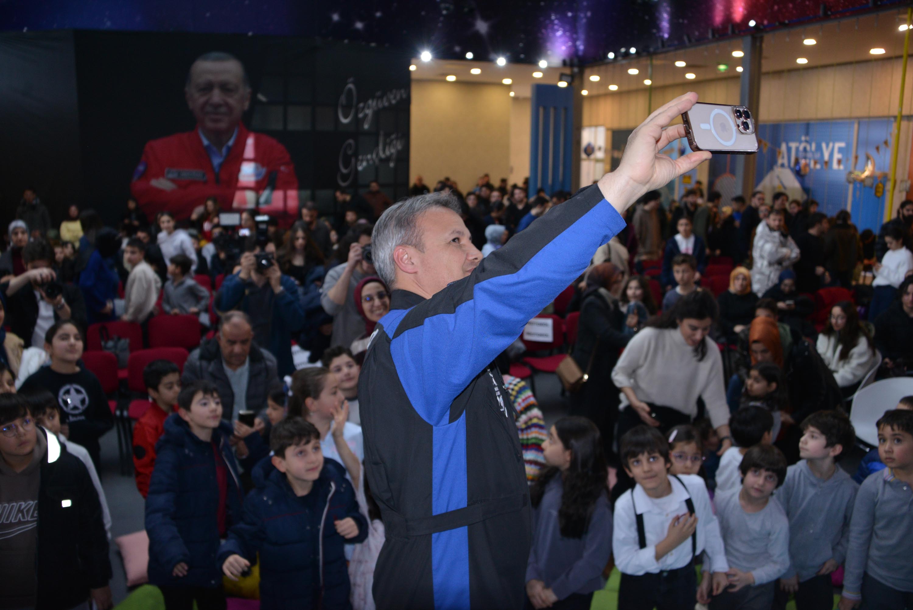 Gezeravcı hediye kabul ediyor