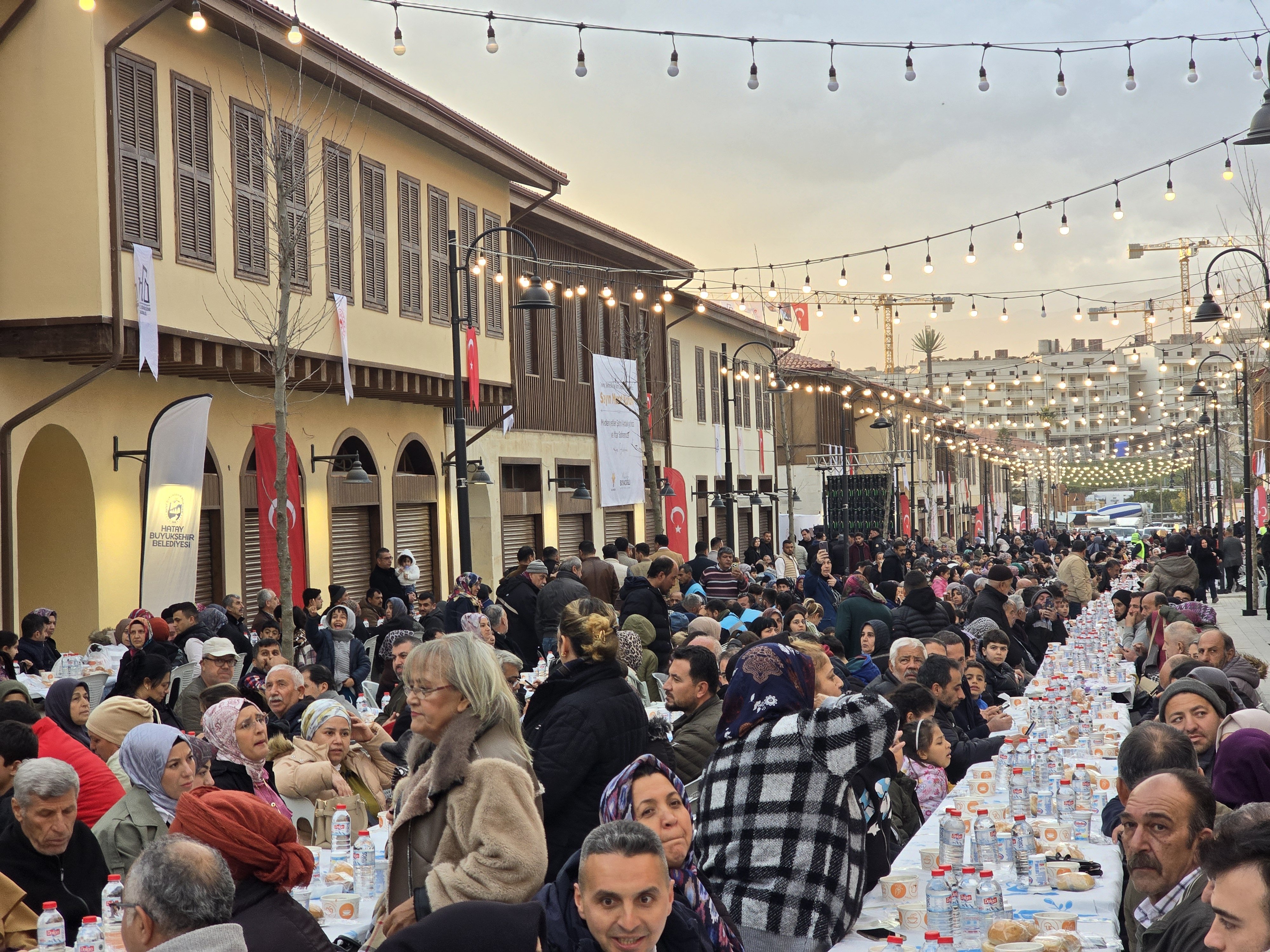 Bakan Kurum vatandaşlarla tokalaşıyor