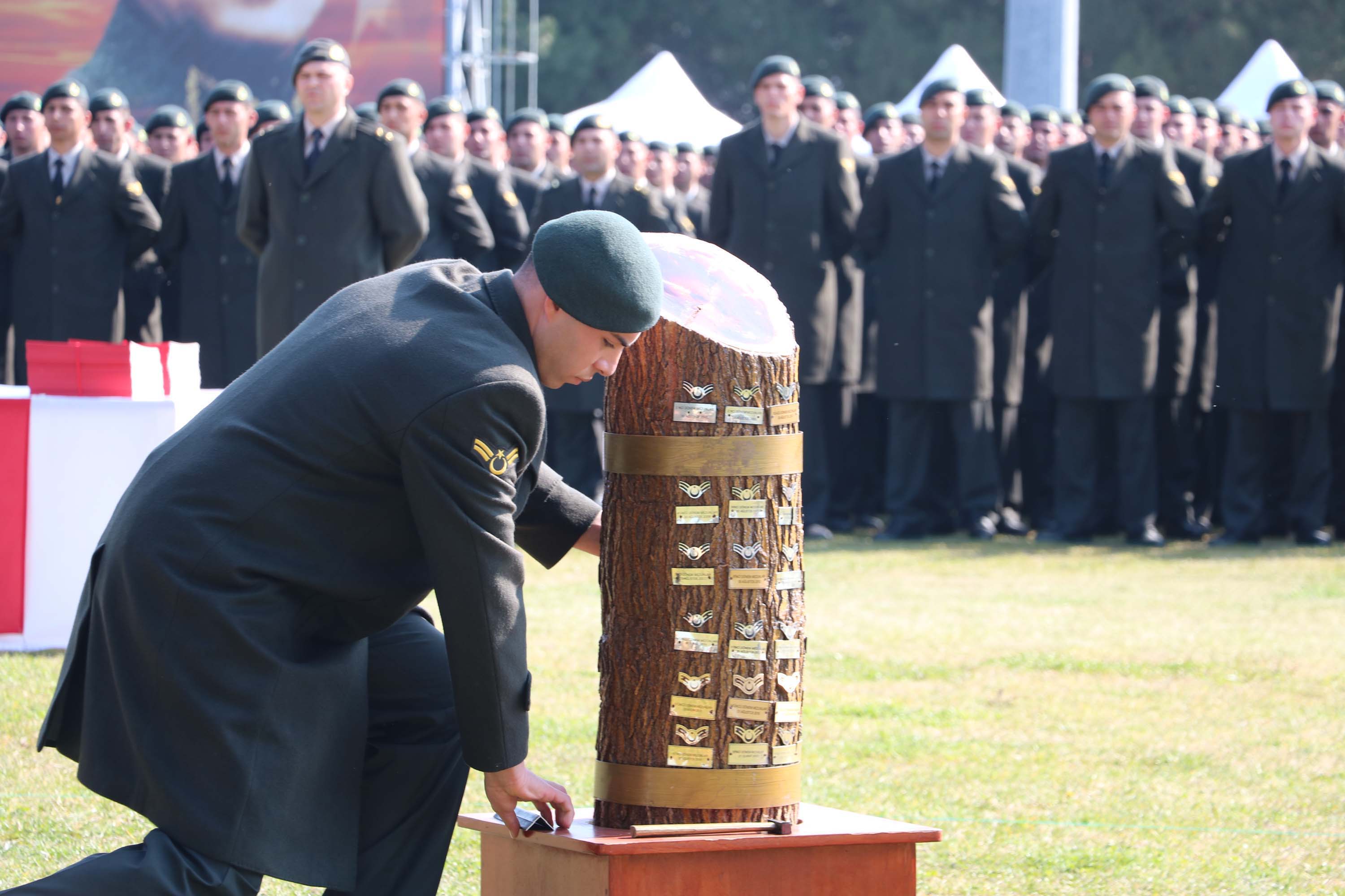 Milli Savunma Bakanı Yaşar Güler mezunları tebrik ediyor