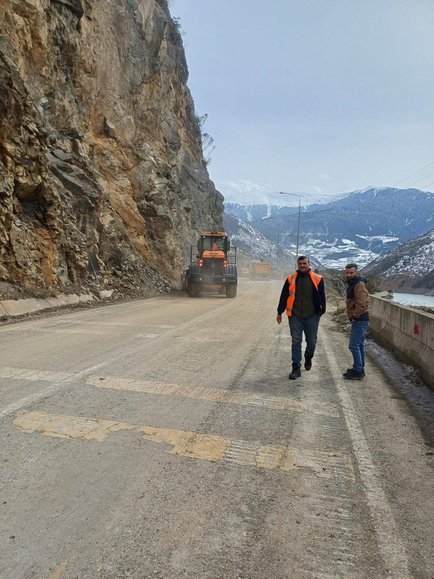 Karayolları ekipleri heyelan temizleme çalışması