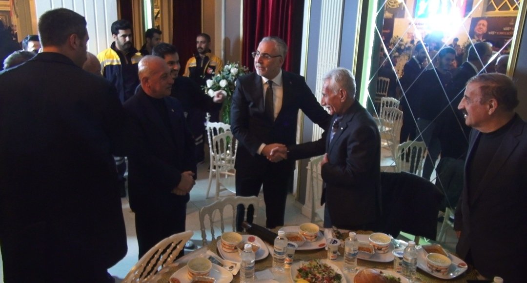 Bakan Vedat Işıkhan iftar programında vatandaşlarla