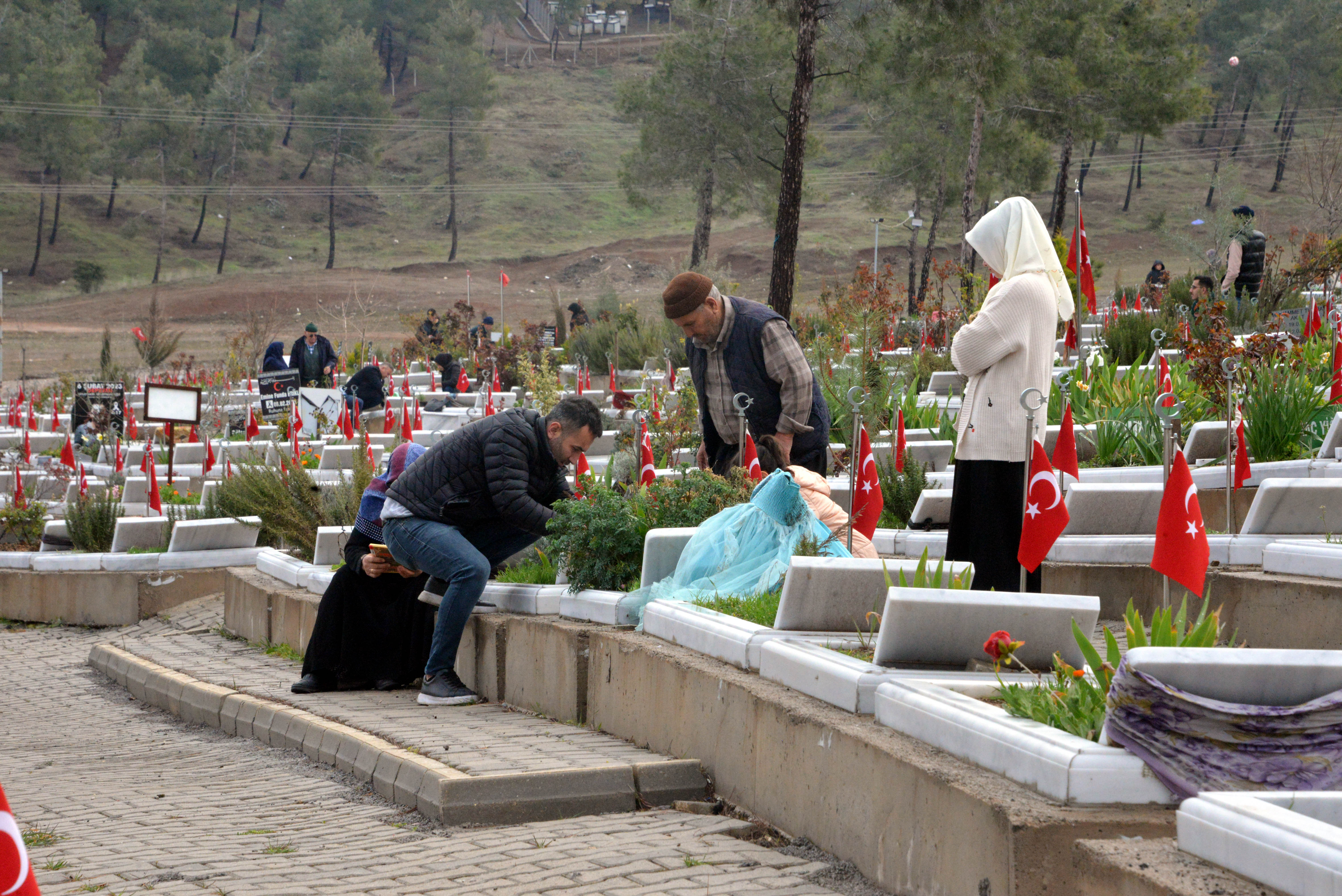 Mezarlıkta hüzünlü bayram manzarası