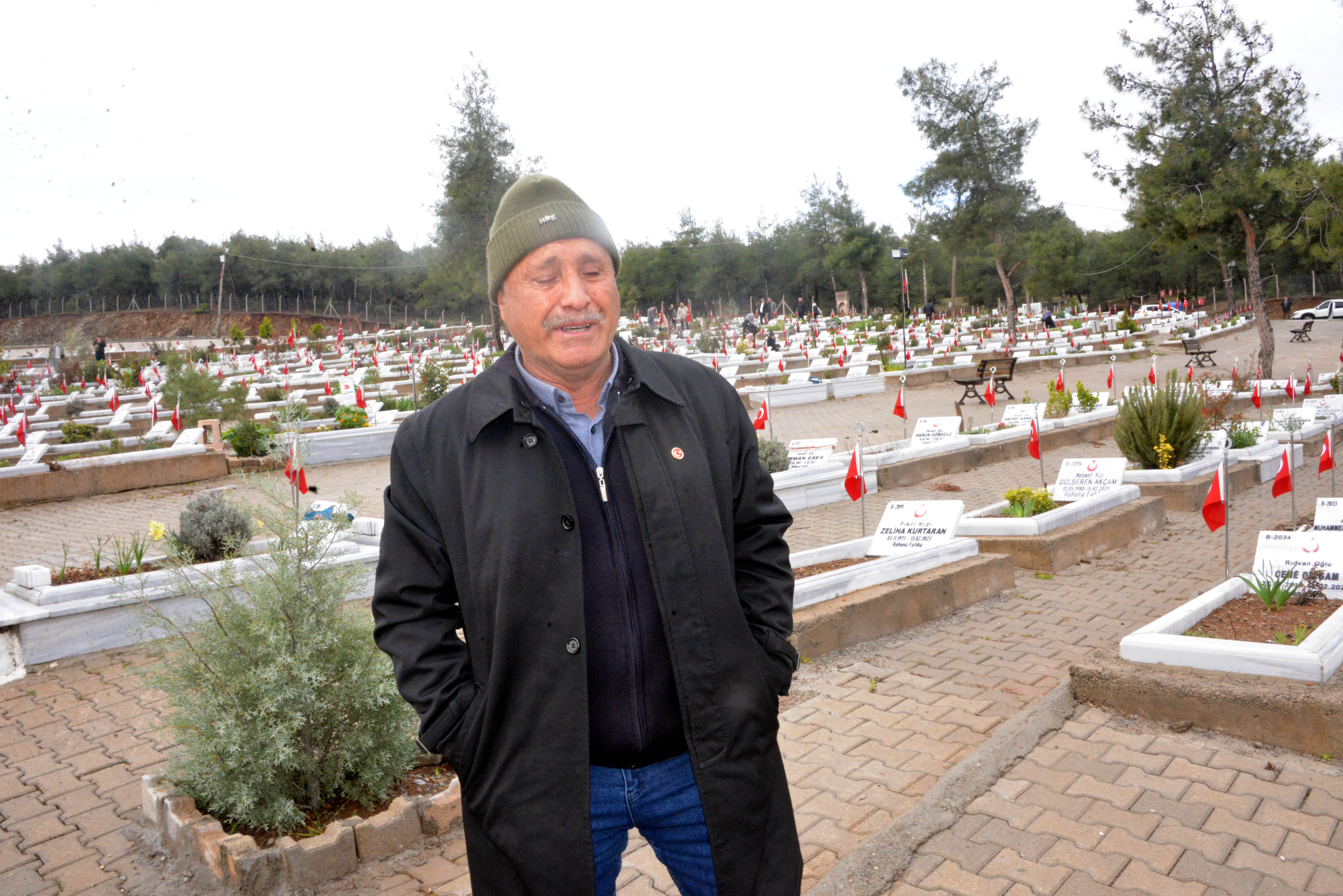 Mehmet Görgülü depremde kaybettiği oğlunun mezarı başında