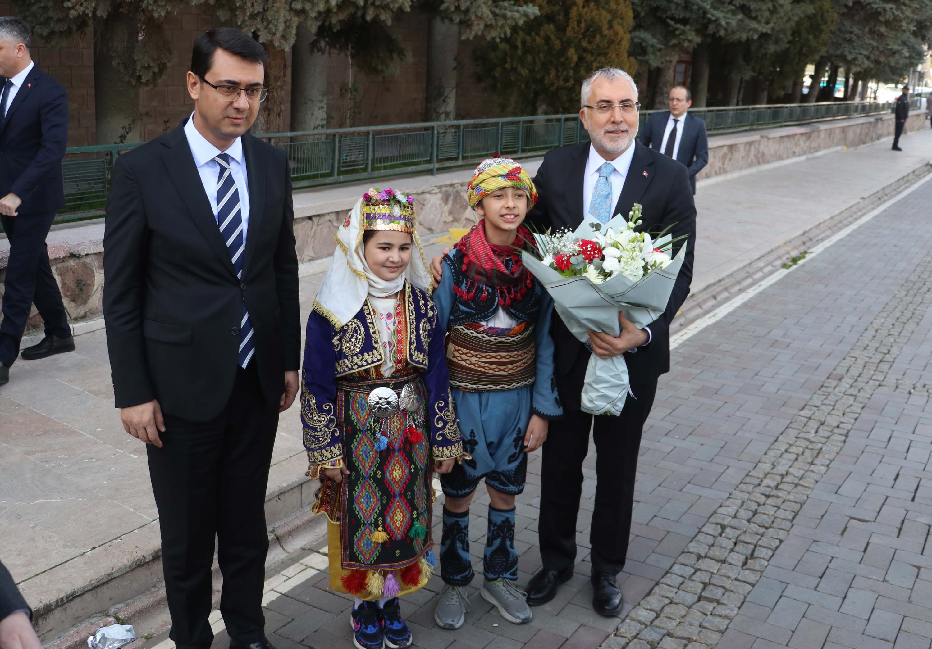 Bakan Vedat Işıkhan AK Parti Uşak İl Başkanlığında konuşma yapıyor