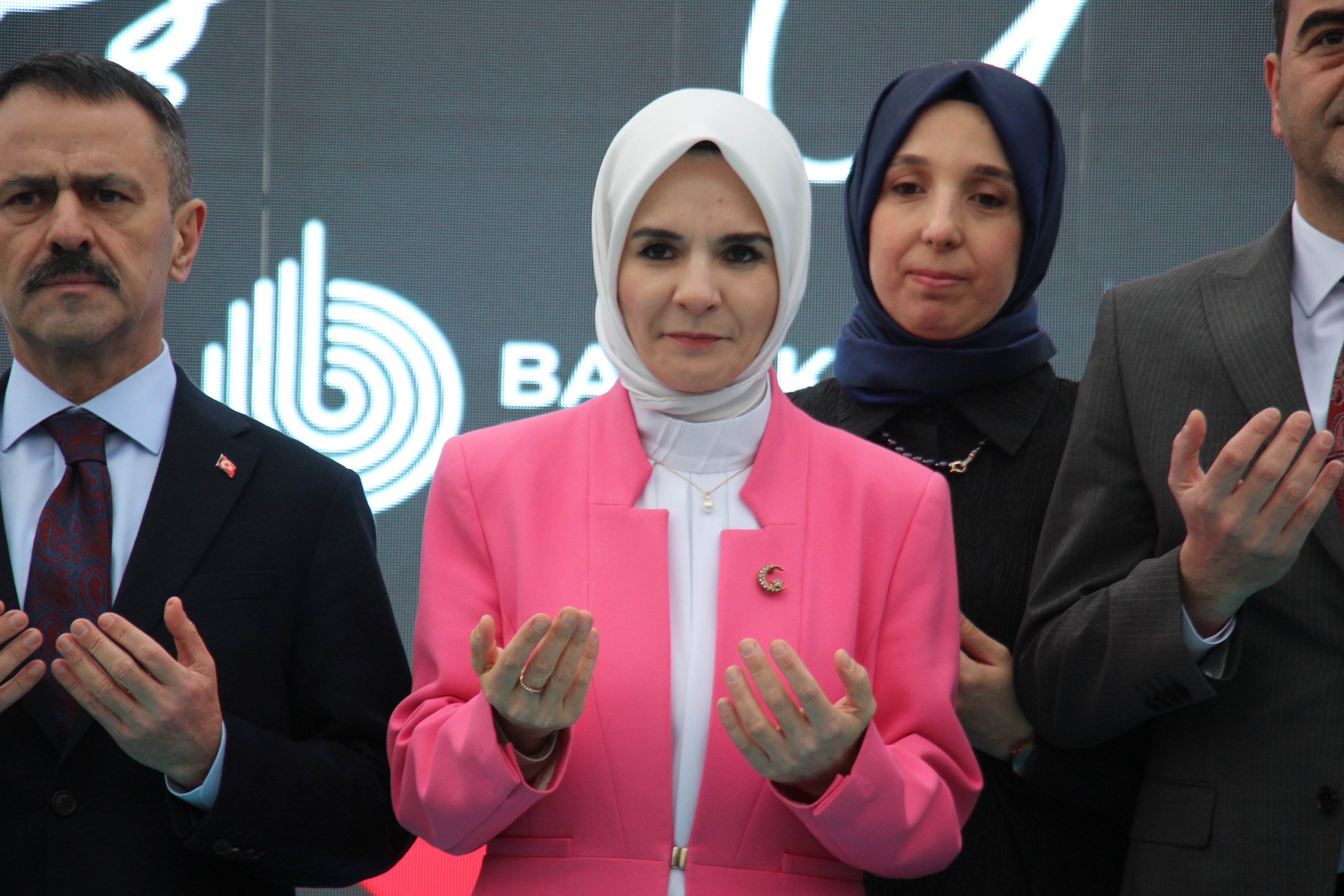 Bakan Göktaş ve protokol üyeleri açılış kurdelesini kesiyor