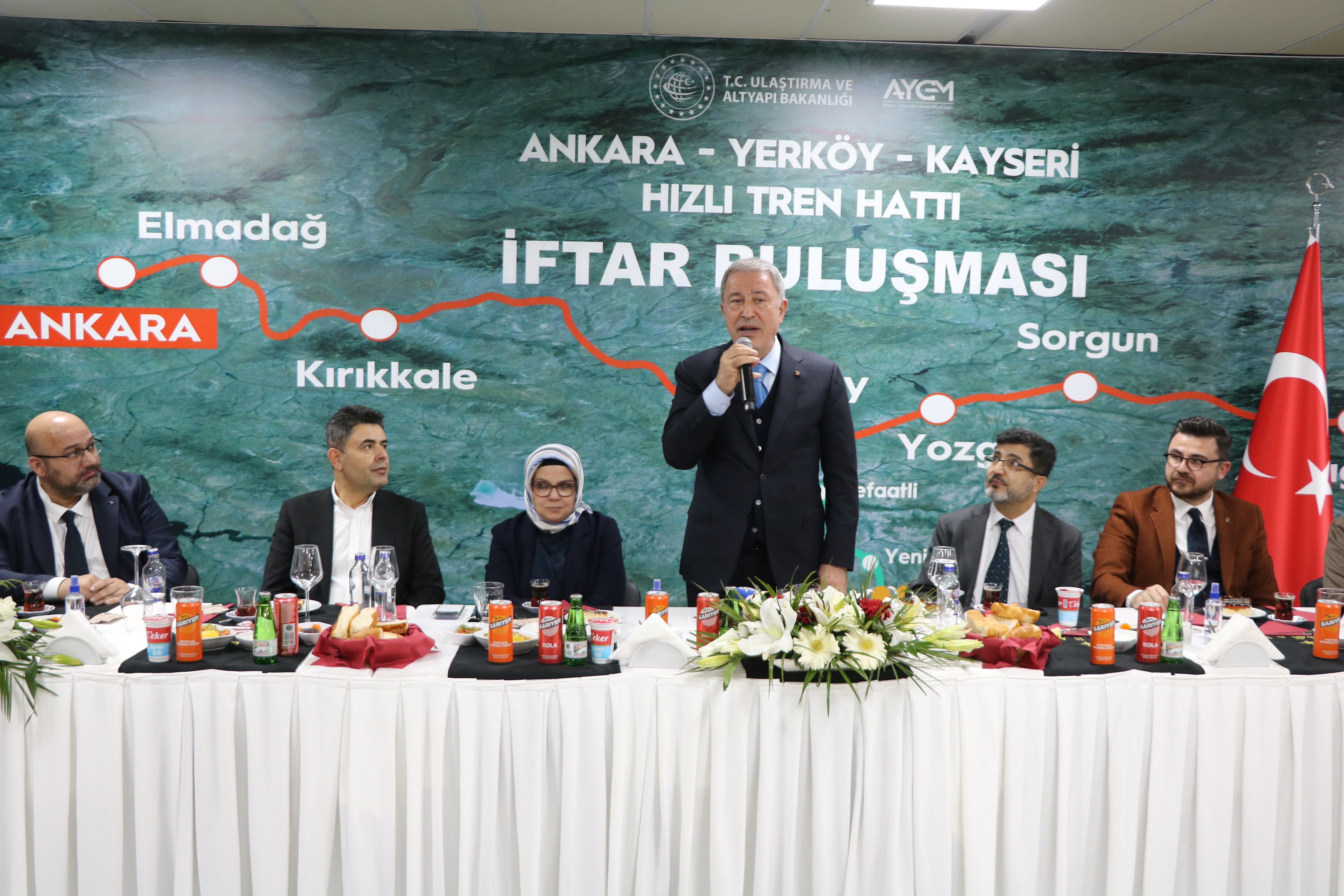 Hulusi Akar hızlı tren şantiyesinde işçilerle