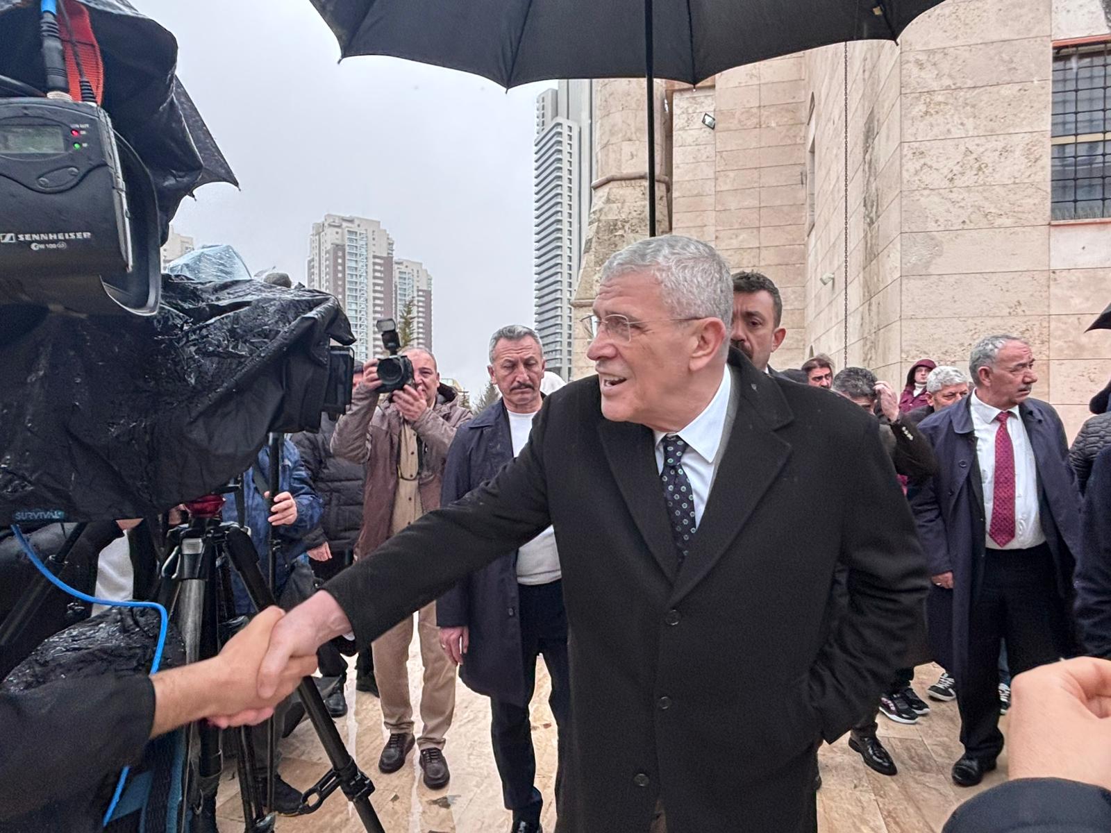 Müsavat Dervişoğlu vatandaşlarla bayramlaşıyor