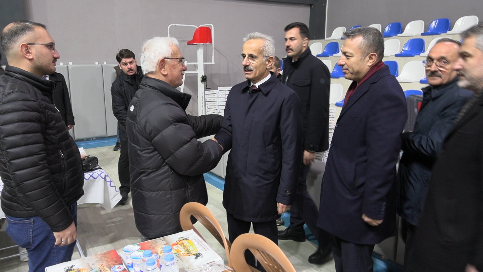 Bakan Uraloğlu vatandaşlarla sohbet ediyor