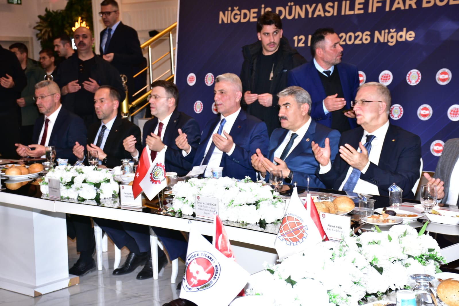 Bakan Bolat dinleyicilere hitap ediyor