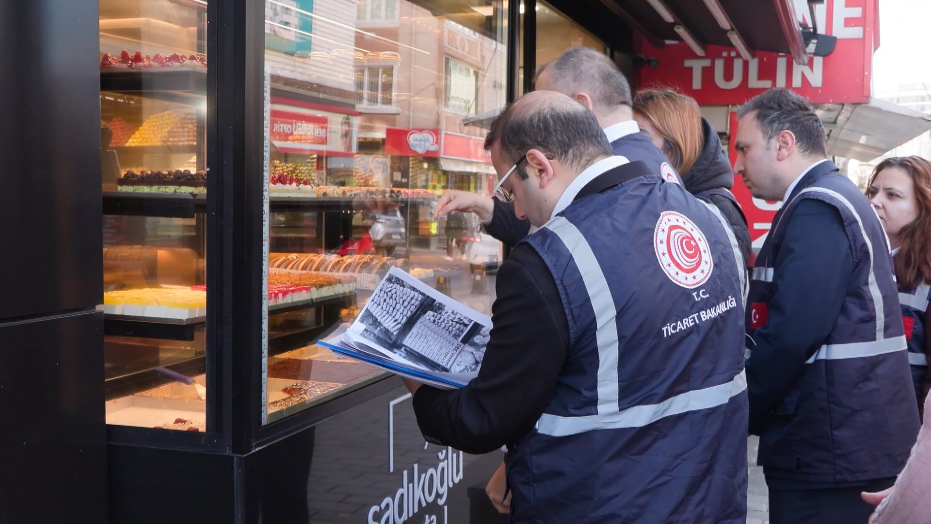 Denetim ekibi restoran menüsünü inceliyor