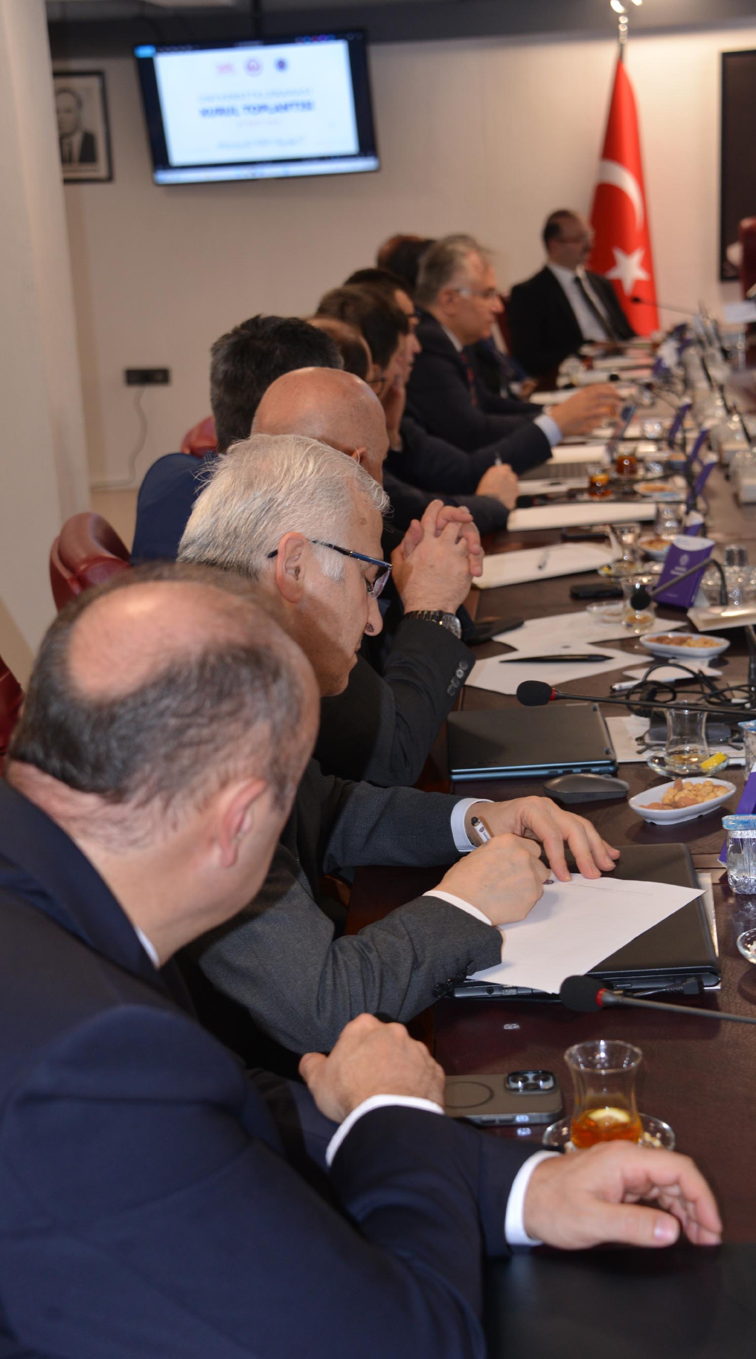 YÖK Başkanı Özvar konuşma yapıyor