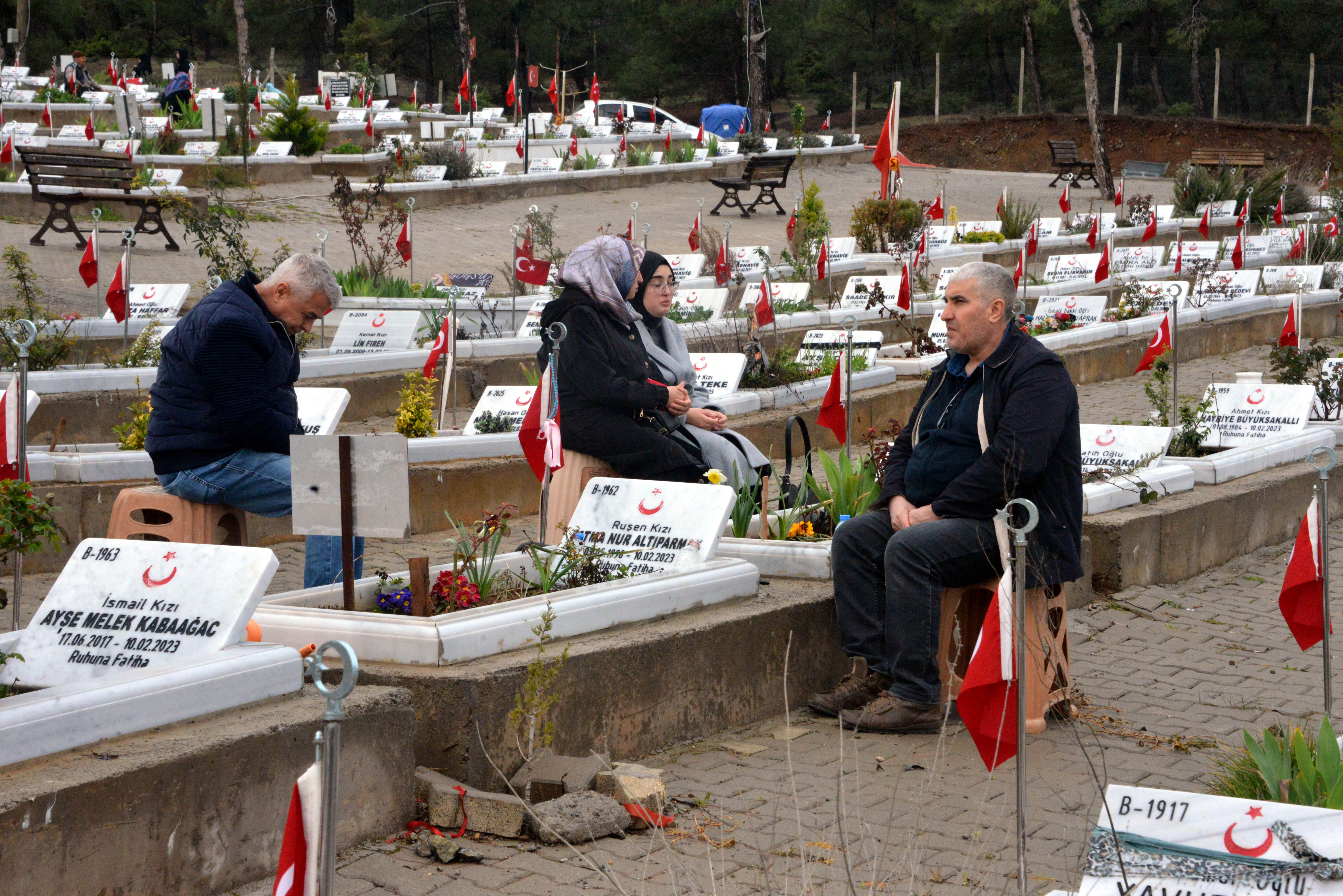 Depremzede aileler kabir ziyaretinde