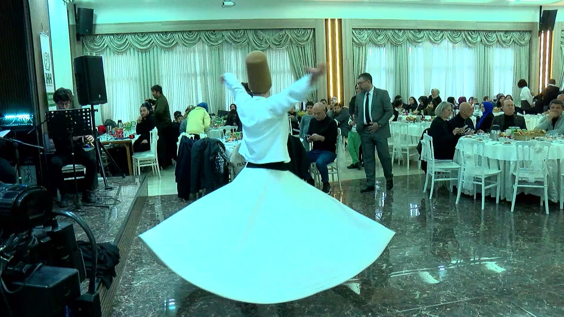 Bakan Ömer Bolat iftar programında konuşma yapıyor