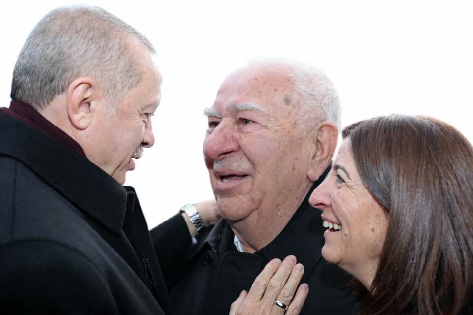 Fatma Aksal taziyeleri kabul ediyor