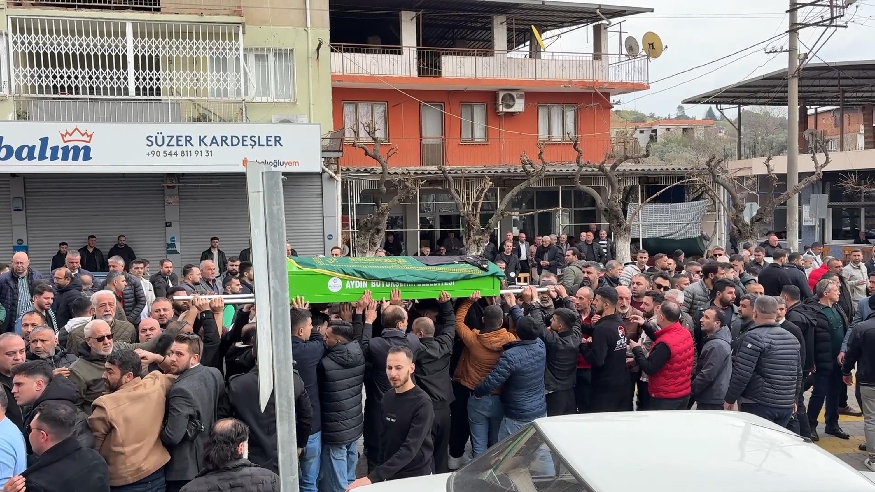 Özlüer kardeşlerin cenazesi omuzlarda taşınıyor