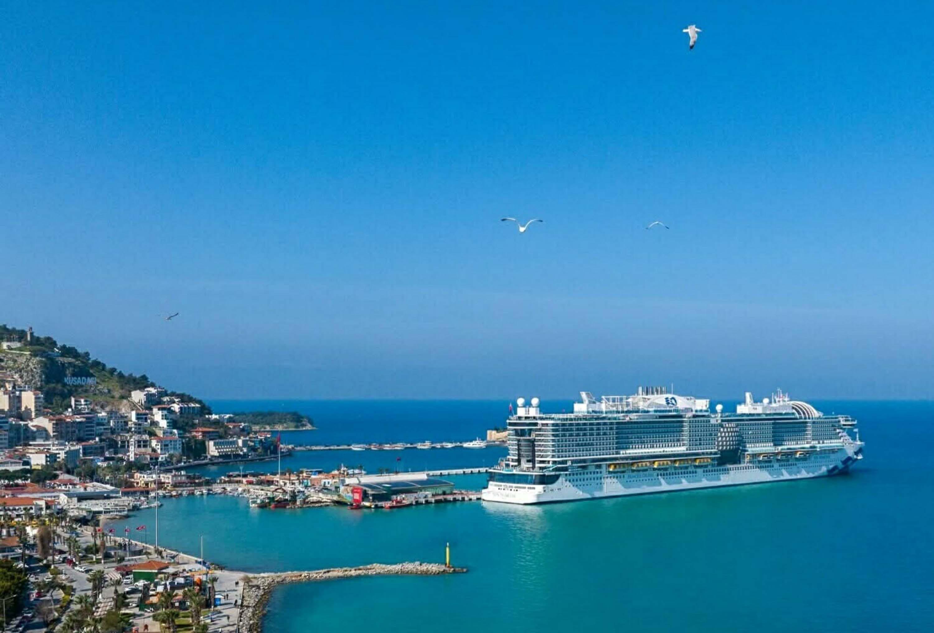 Kuşadası Limanında turistler