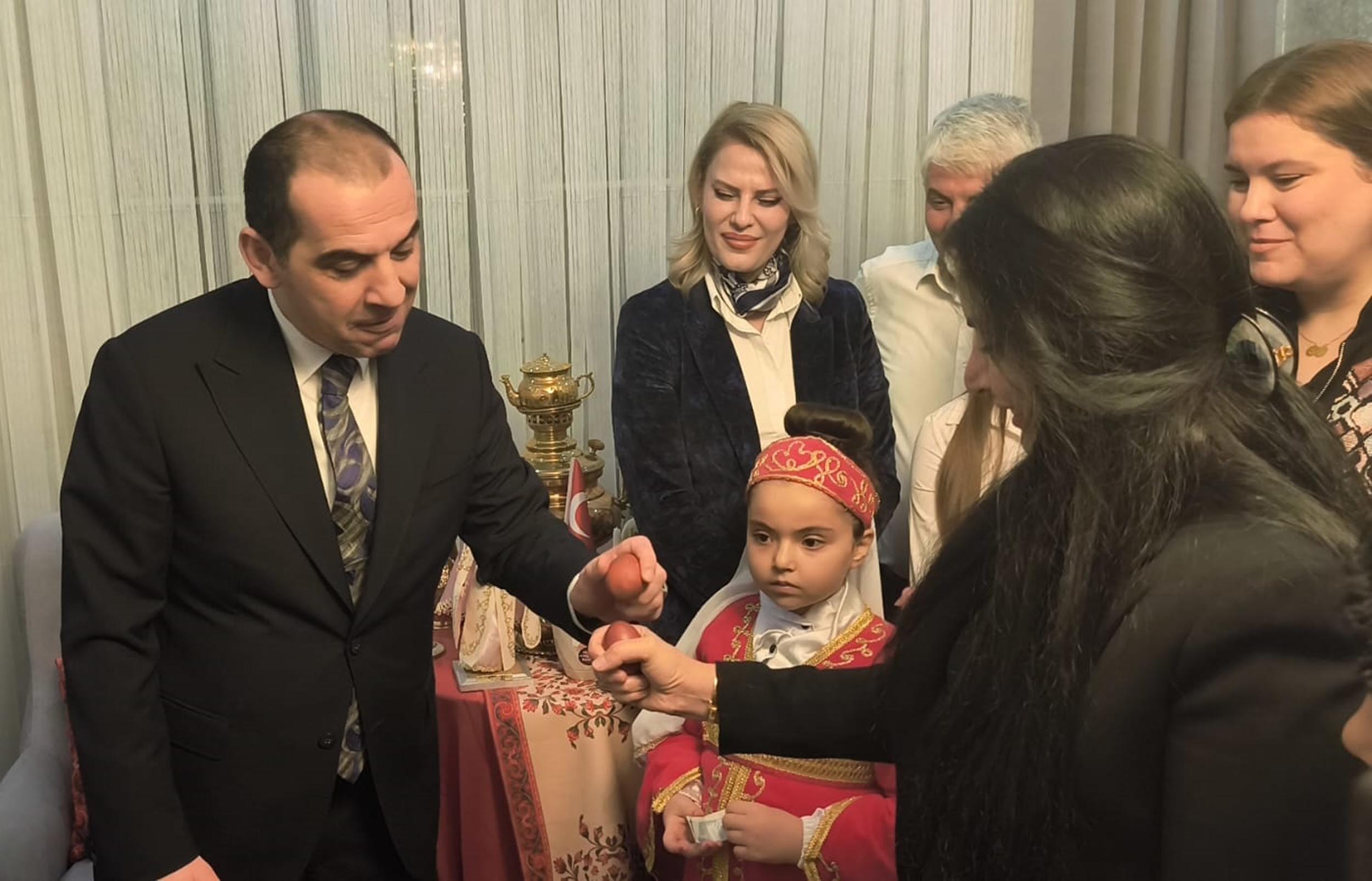 Vali Taşolar yumurta tokuşturuyor