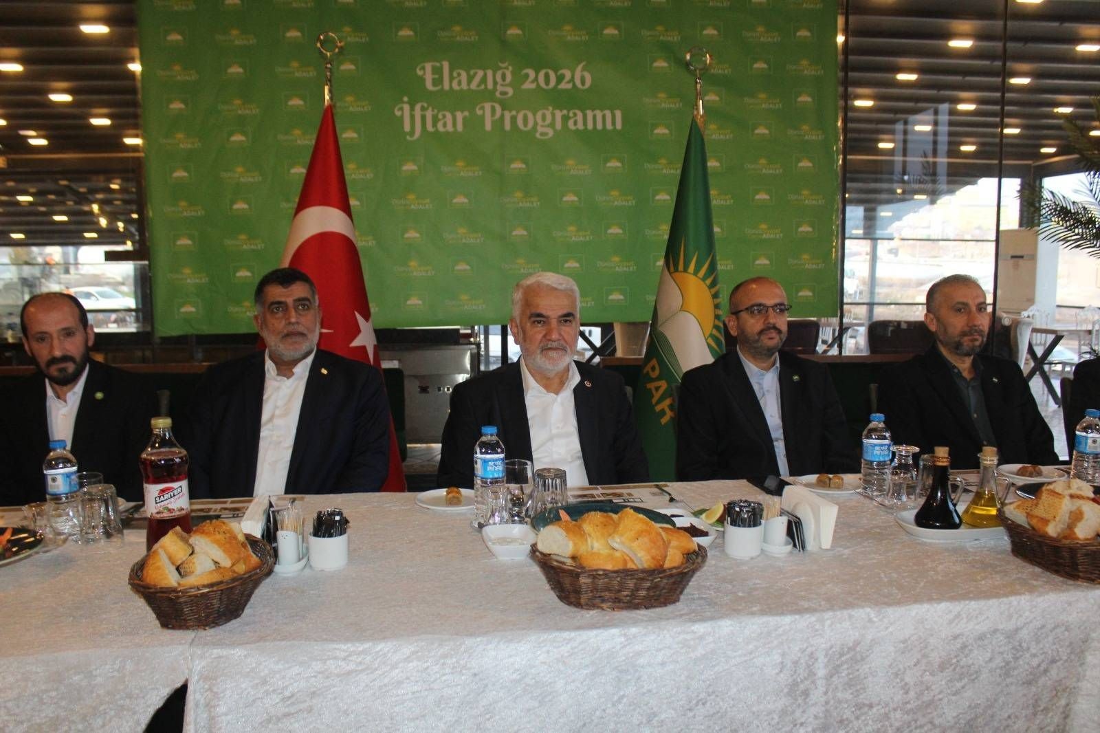 Zekeriya Yapıcıoğlu HÜDA PAR iftar programında konuşuyor