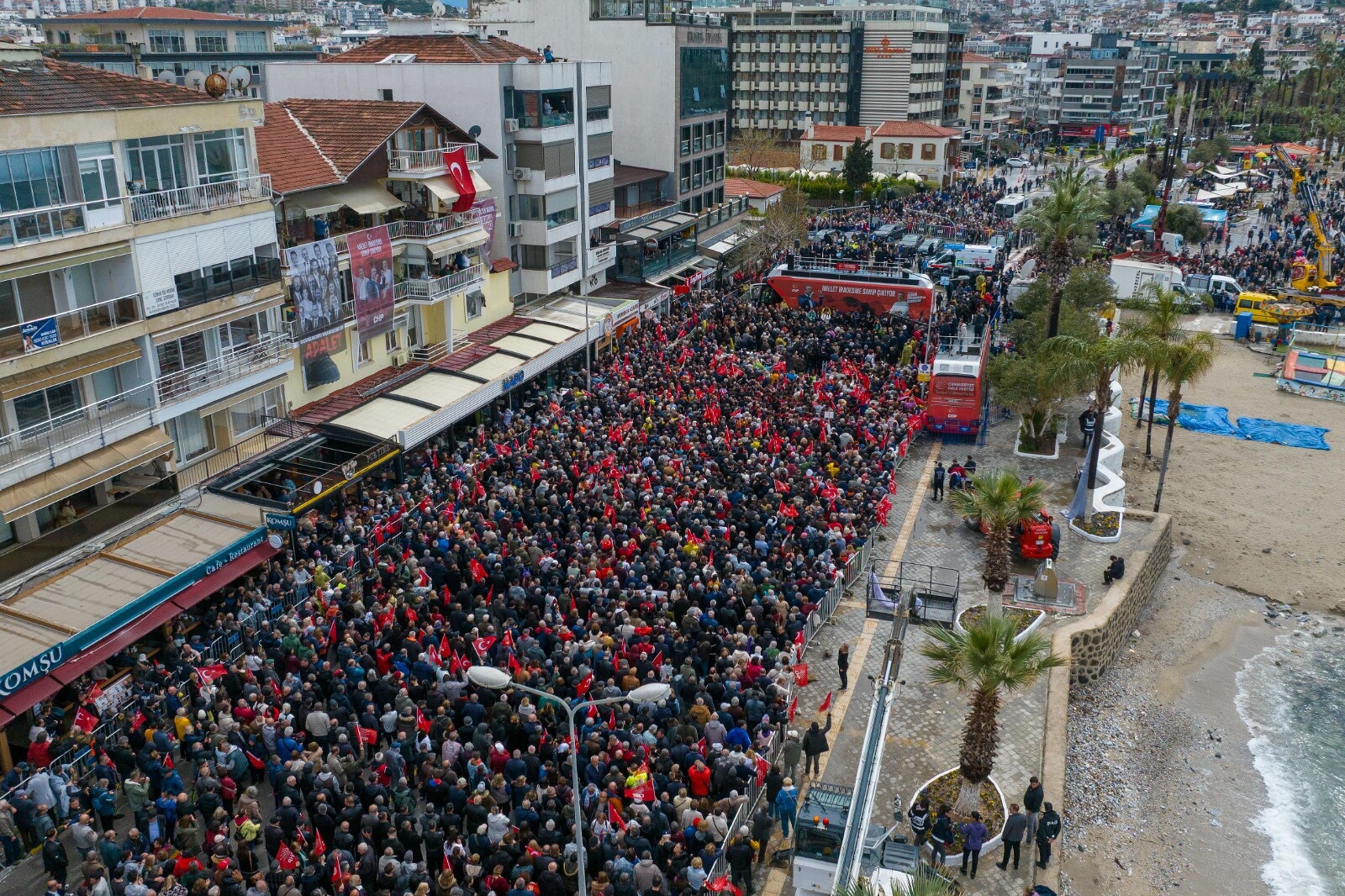 Kuşadası Mitingi Kalabalık