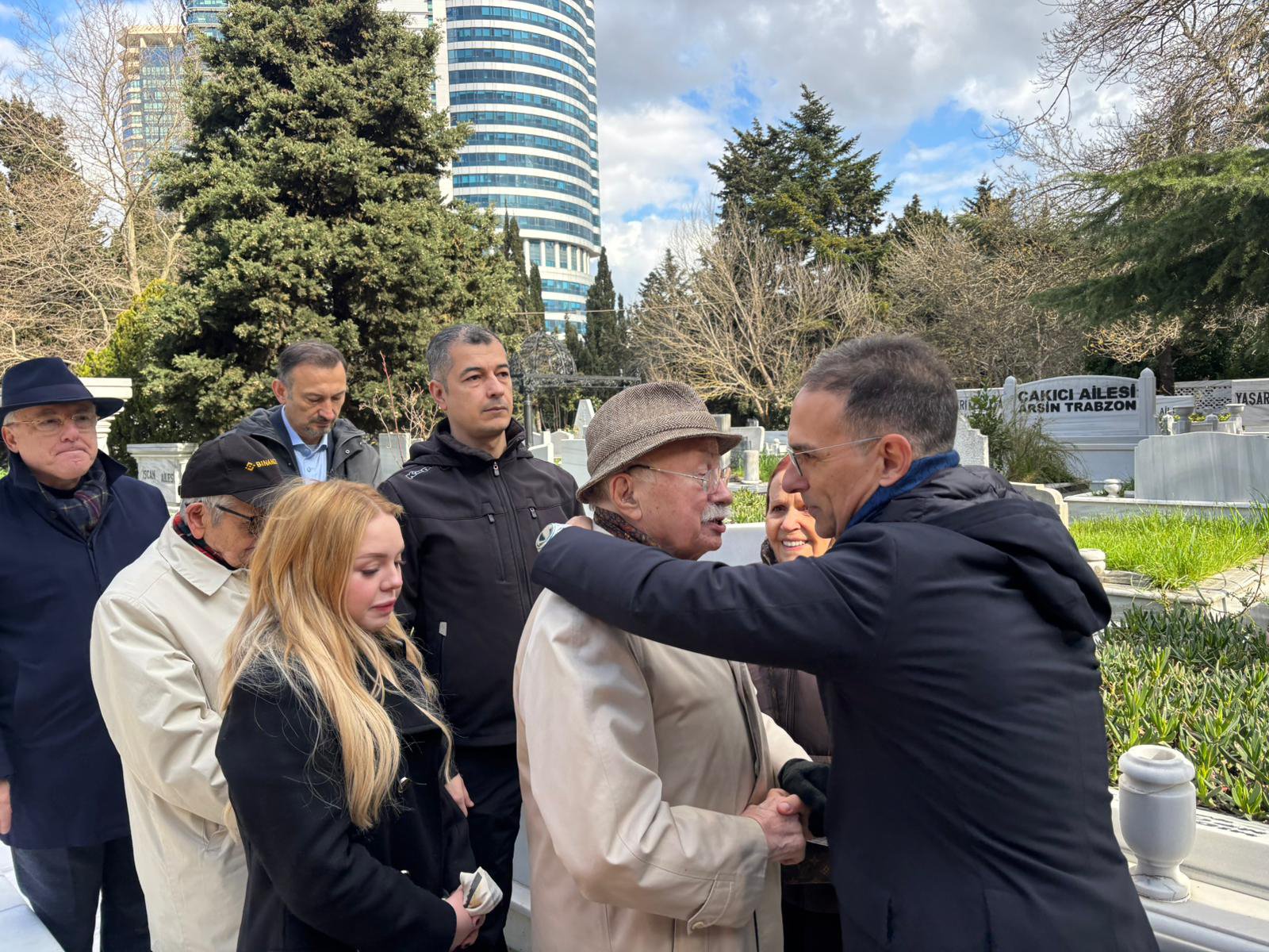 Çetin Emeç mezarı başında anma