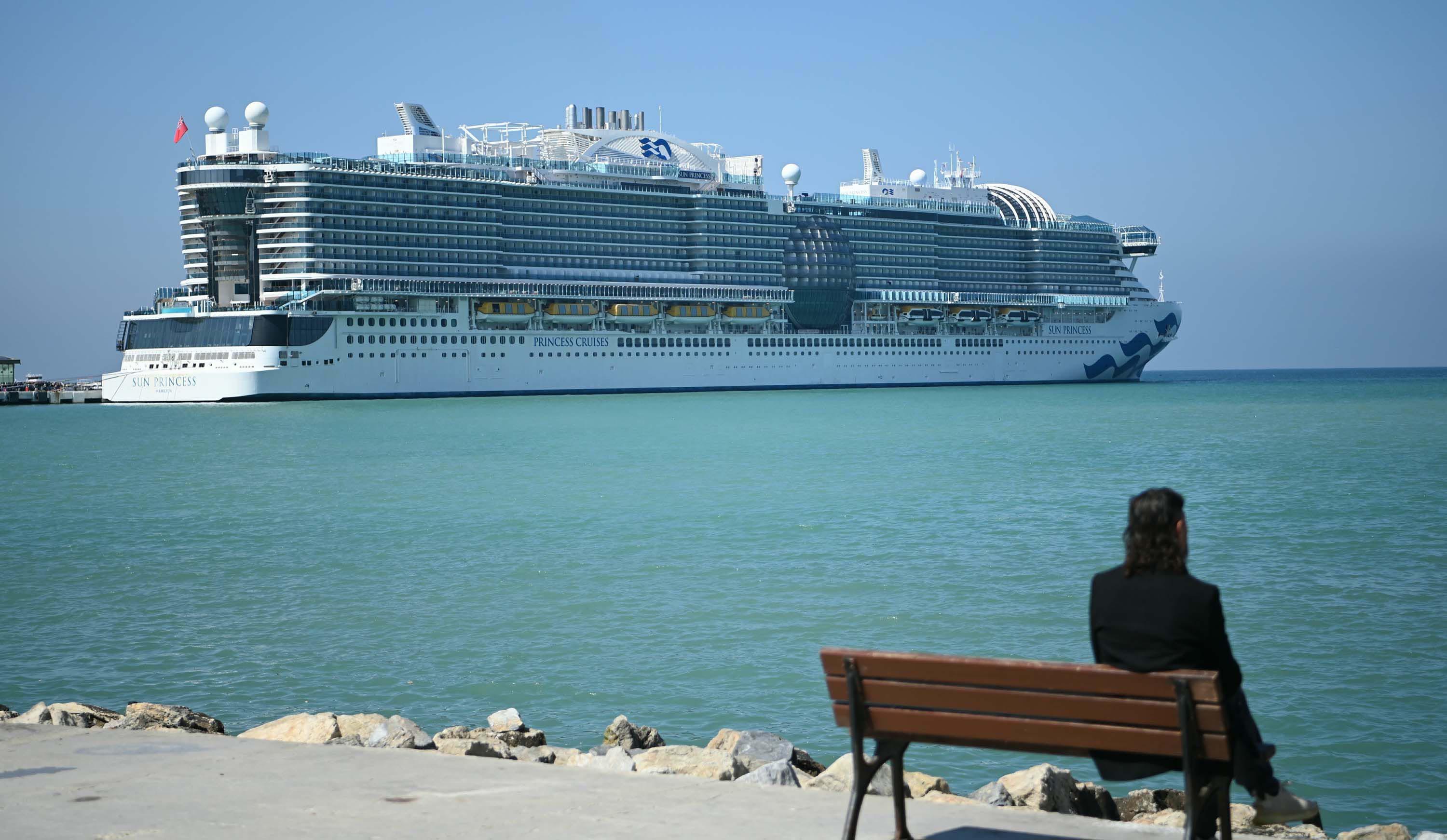 Kuşadası sokaklarında turistler