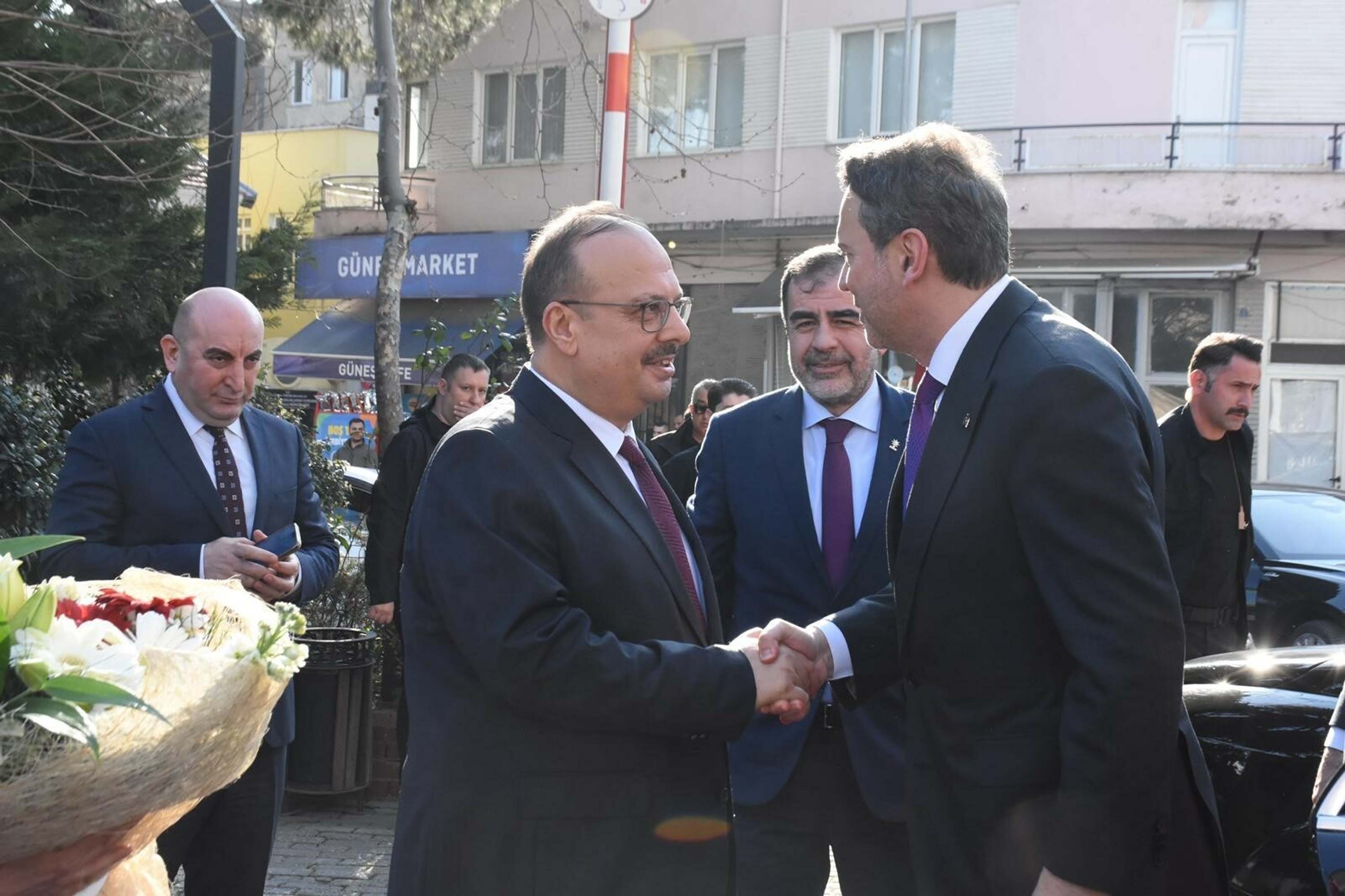 Bakan Bayraktar görüşme yapıyor