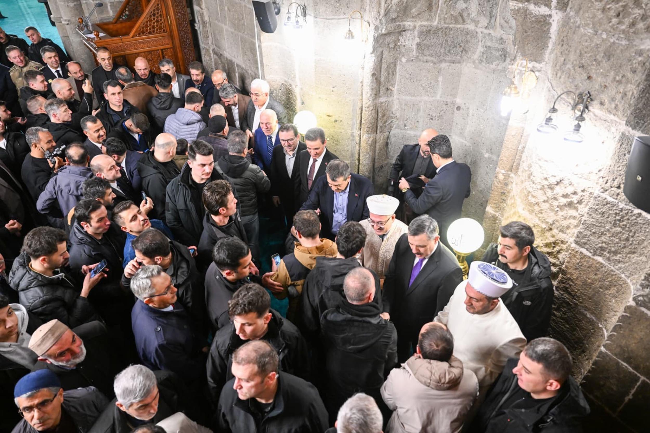 Bakanlar Çiftçi ve Tekin vatandaşlarla bayramlaşıyor