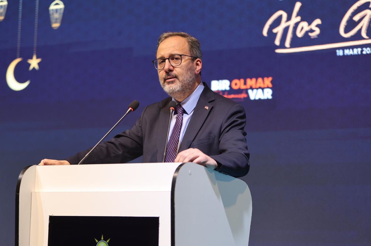 Binali Yıldırım konuşma yaparken