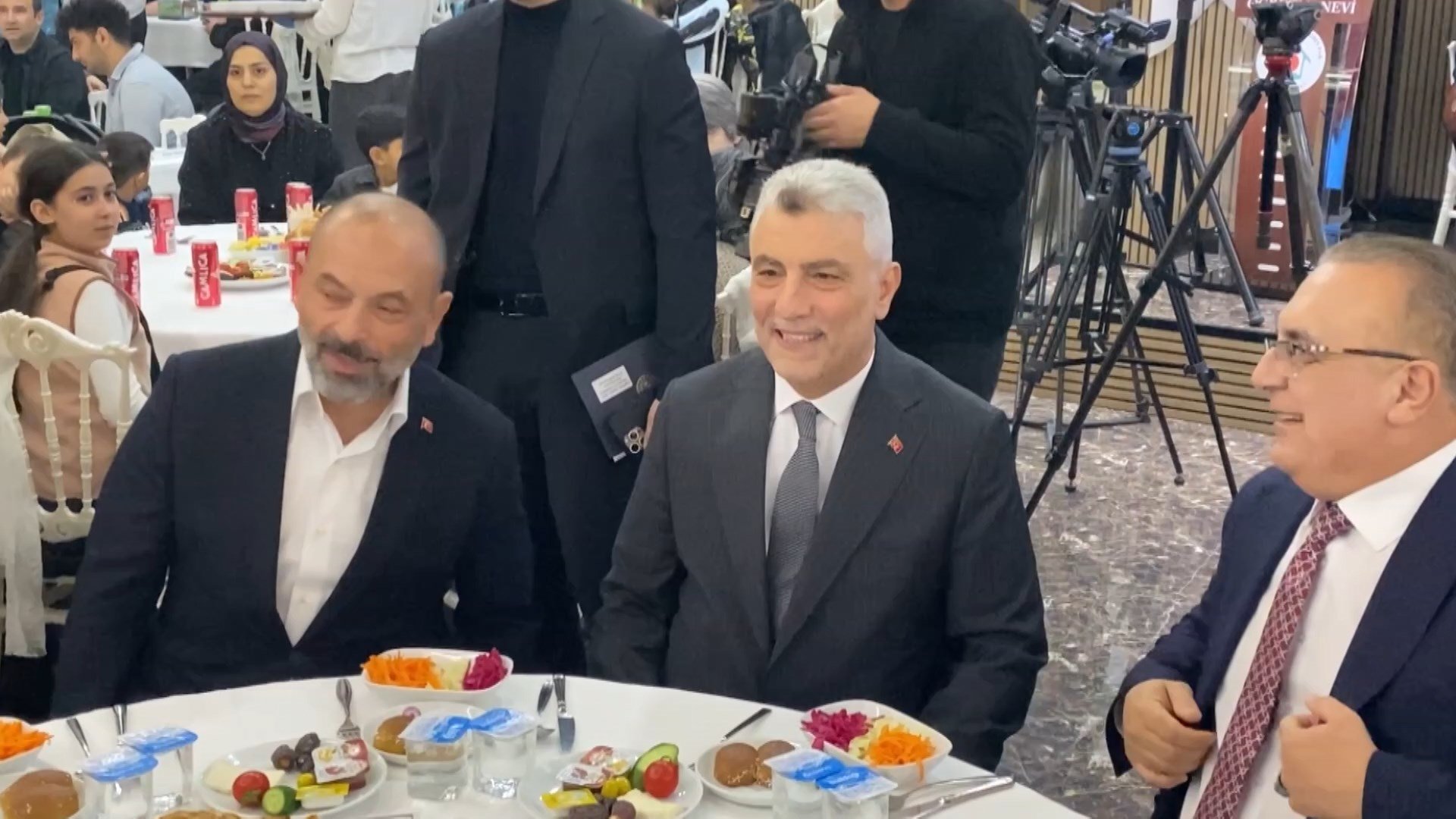 Bakan Ömer Bolat iftar programında katılımcılarla