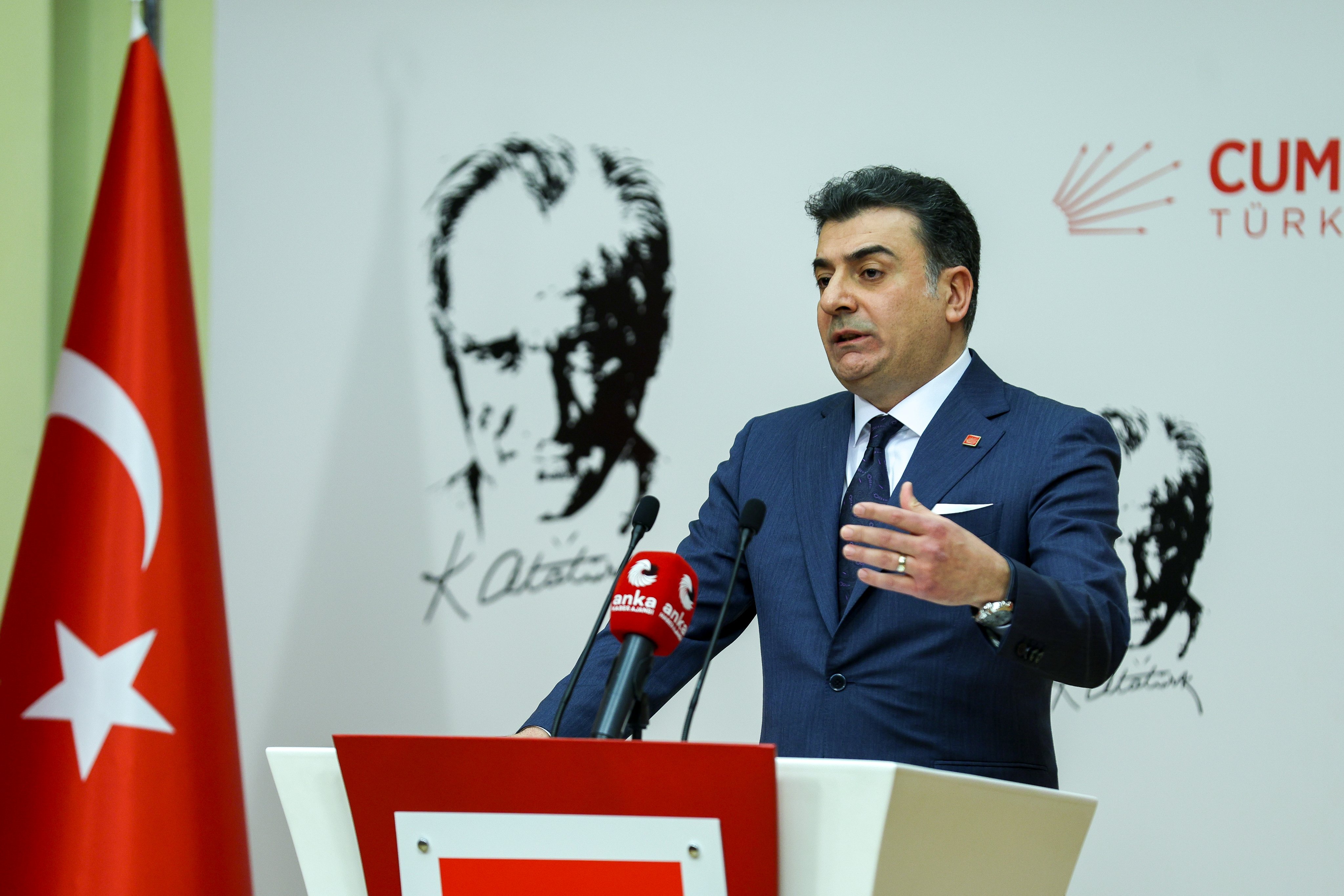 CHP Sözcüsü Zeynel Emre açıklama yapıyor