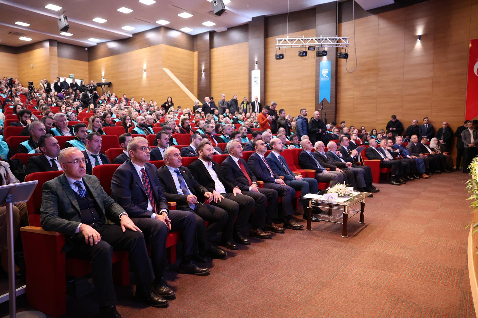 Bakan Kacır gençlerle sohbet ediyor