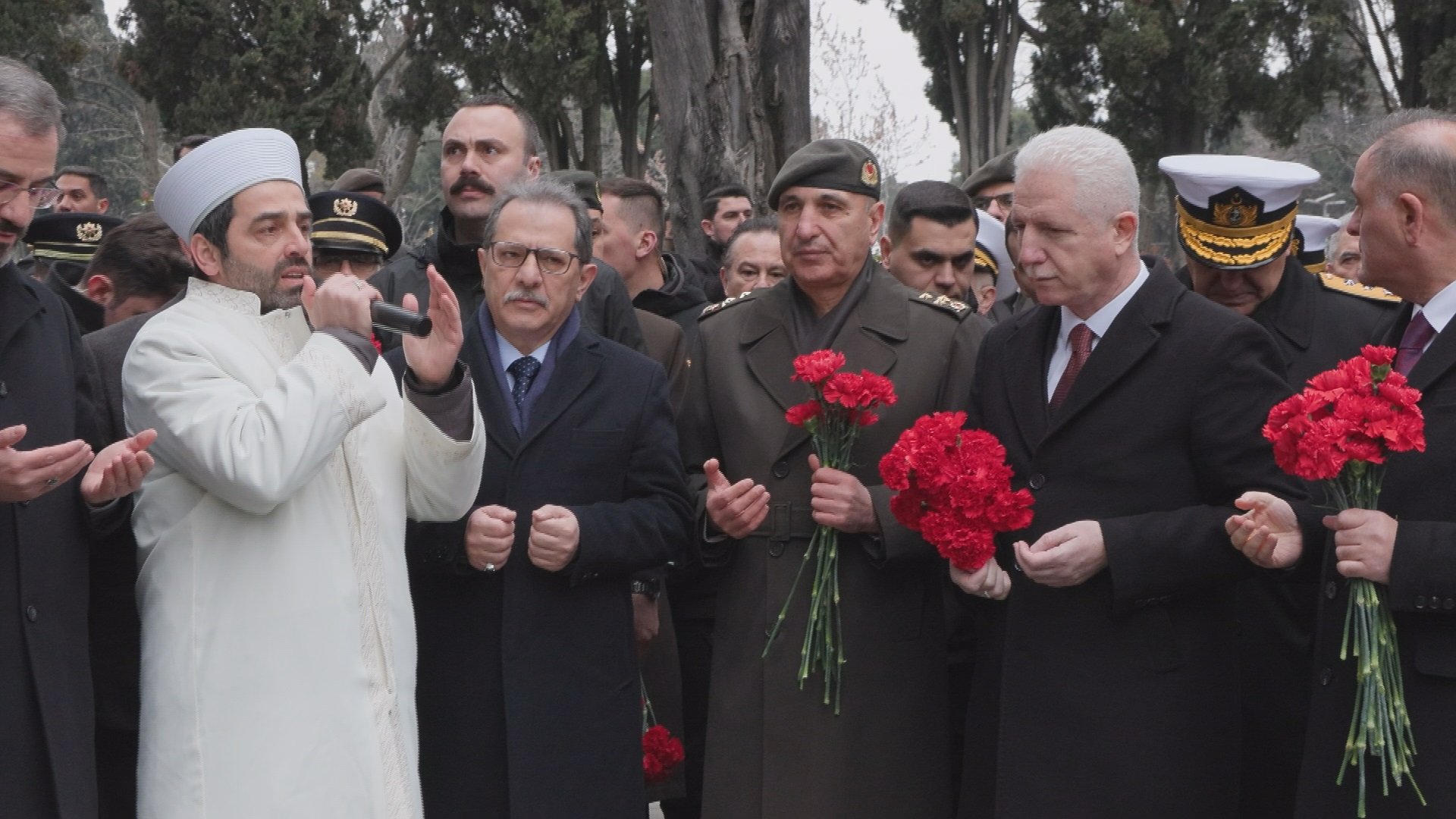 Şehitlikte Karanfil Bırakma Töreni