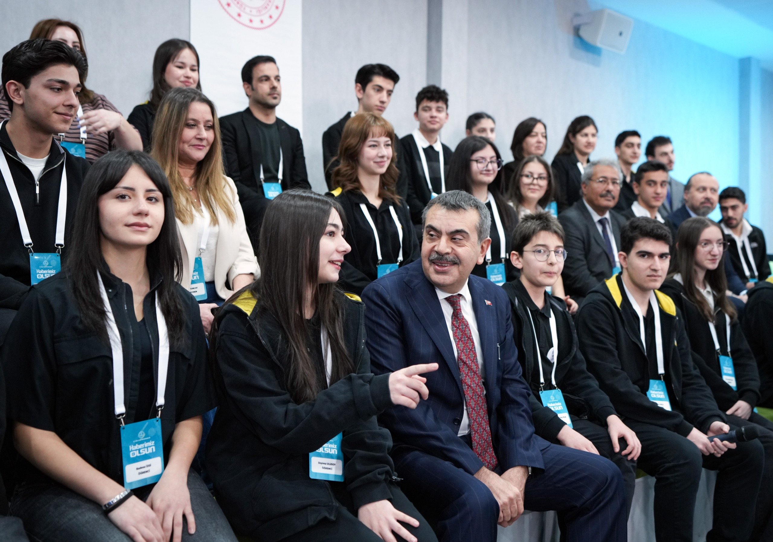 Bakan Tekin öğrencilerle sohbet ediyor